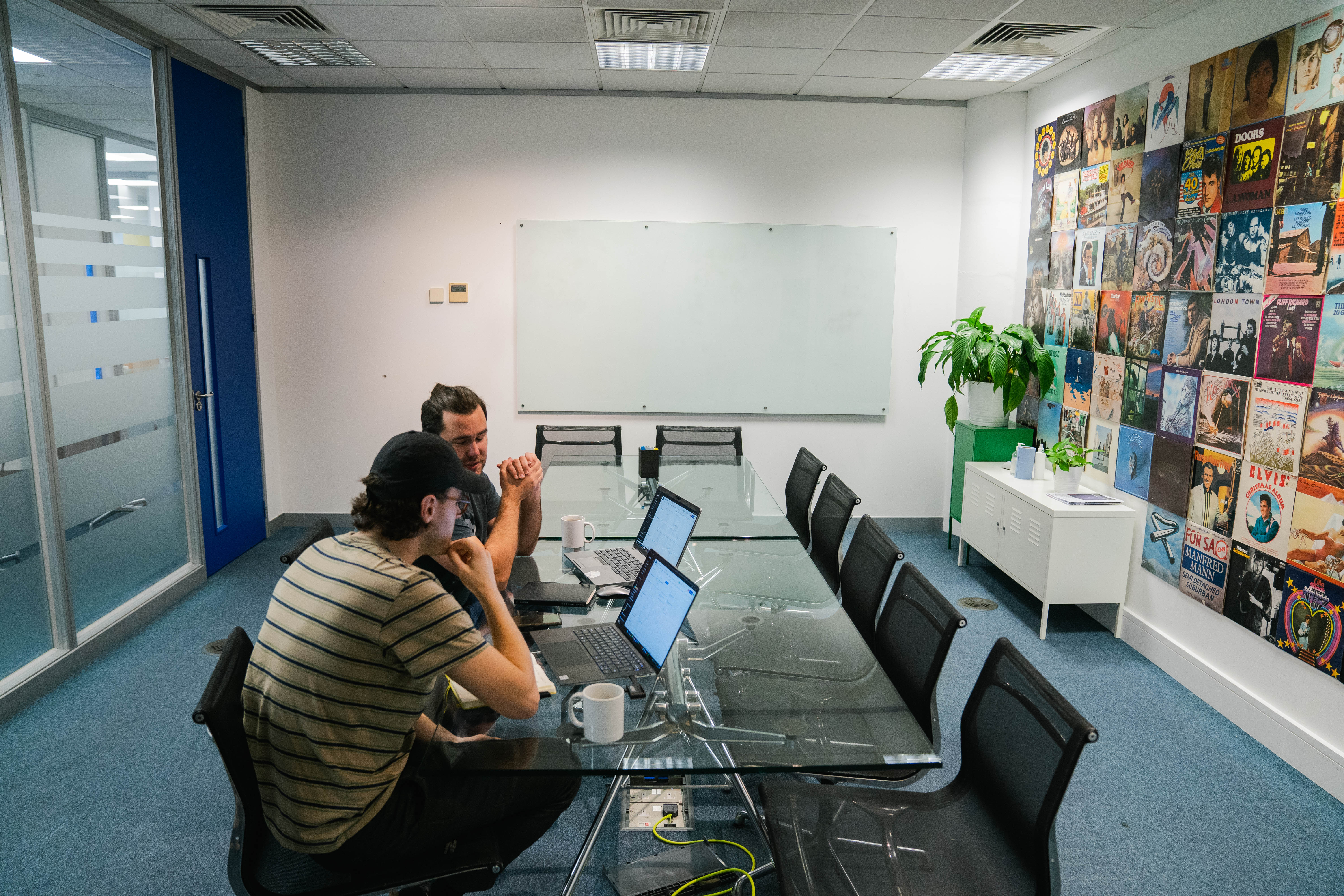 Modern meeting room with glass table, ideal for collaboration and brainstorming sessions.