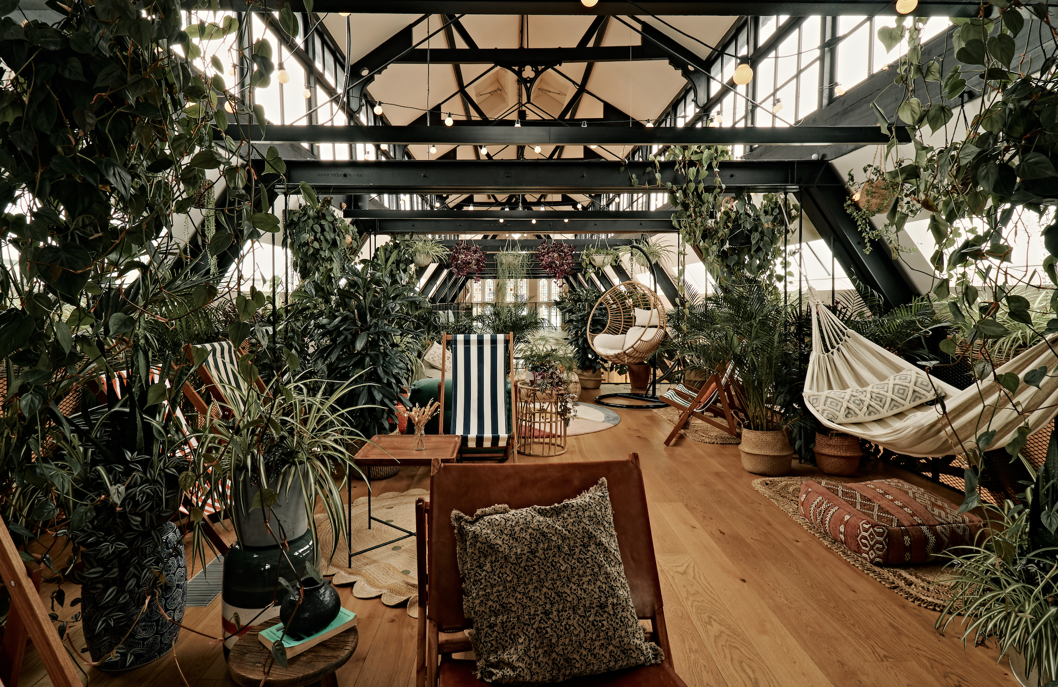 Hanging Garden venue with greenery, ideal for creative meetings and wellness events.