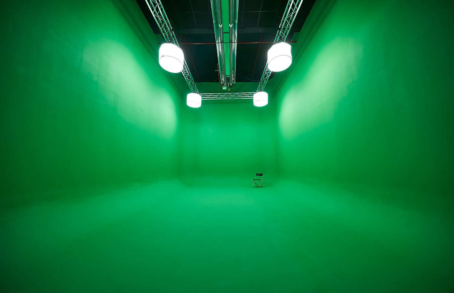 Infinity Cove green screen studio for virtual events and webinars, featuring even lighting.