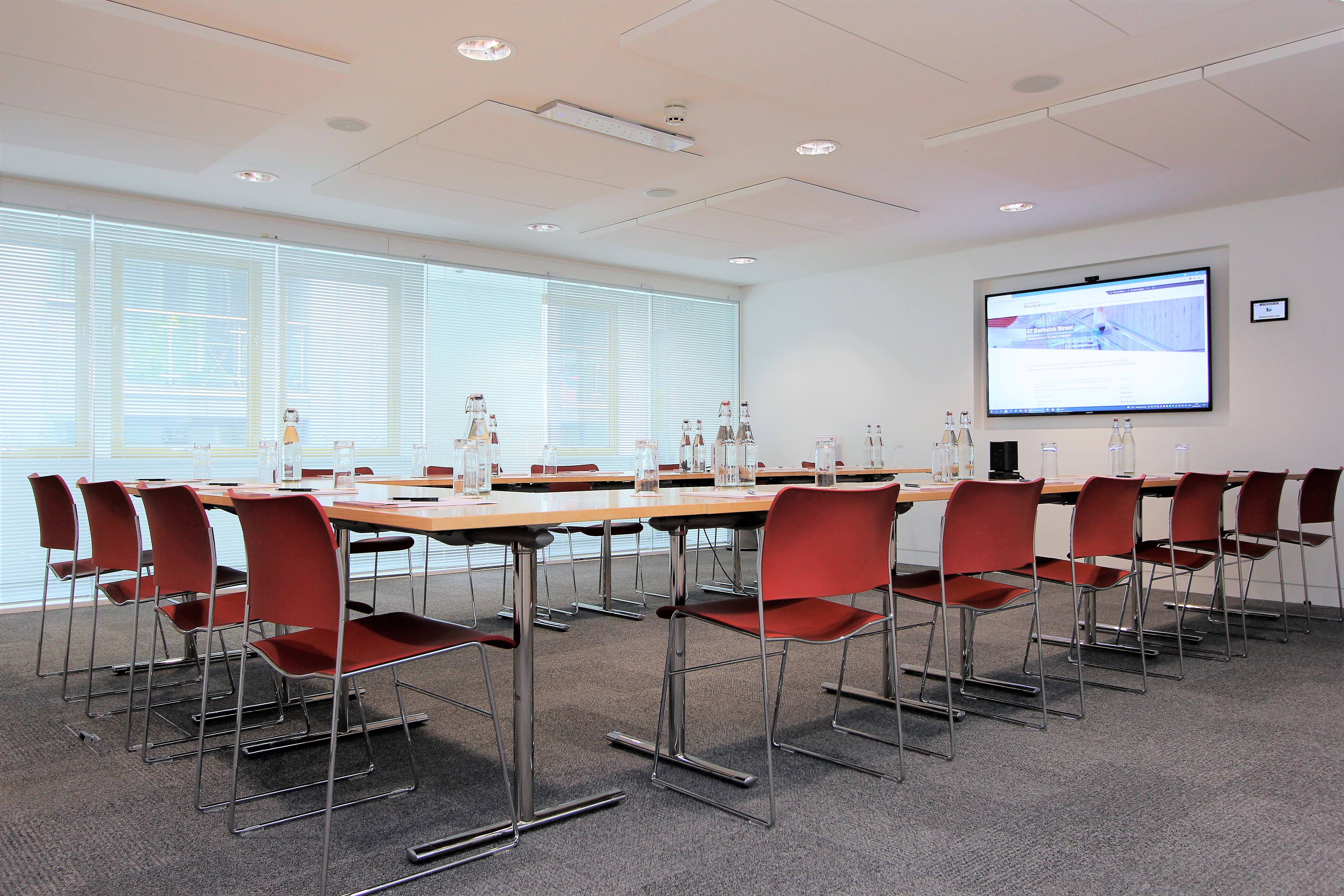 Modern meeting room with large table, ideal for professional gatherings and presentations.
