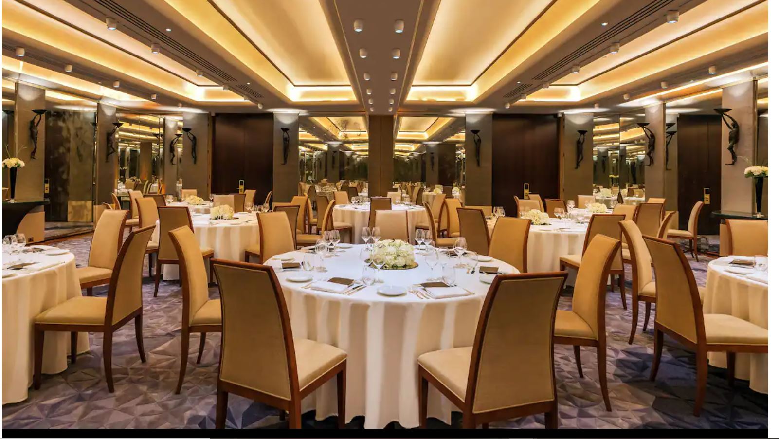 Elegant banquet hall in Park Hyatt Paris, ideal for weddings and corporate events.