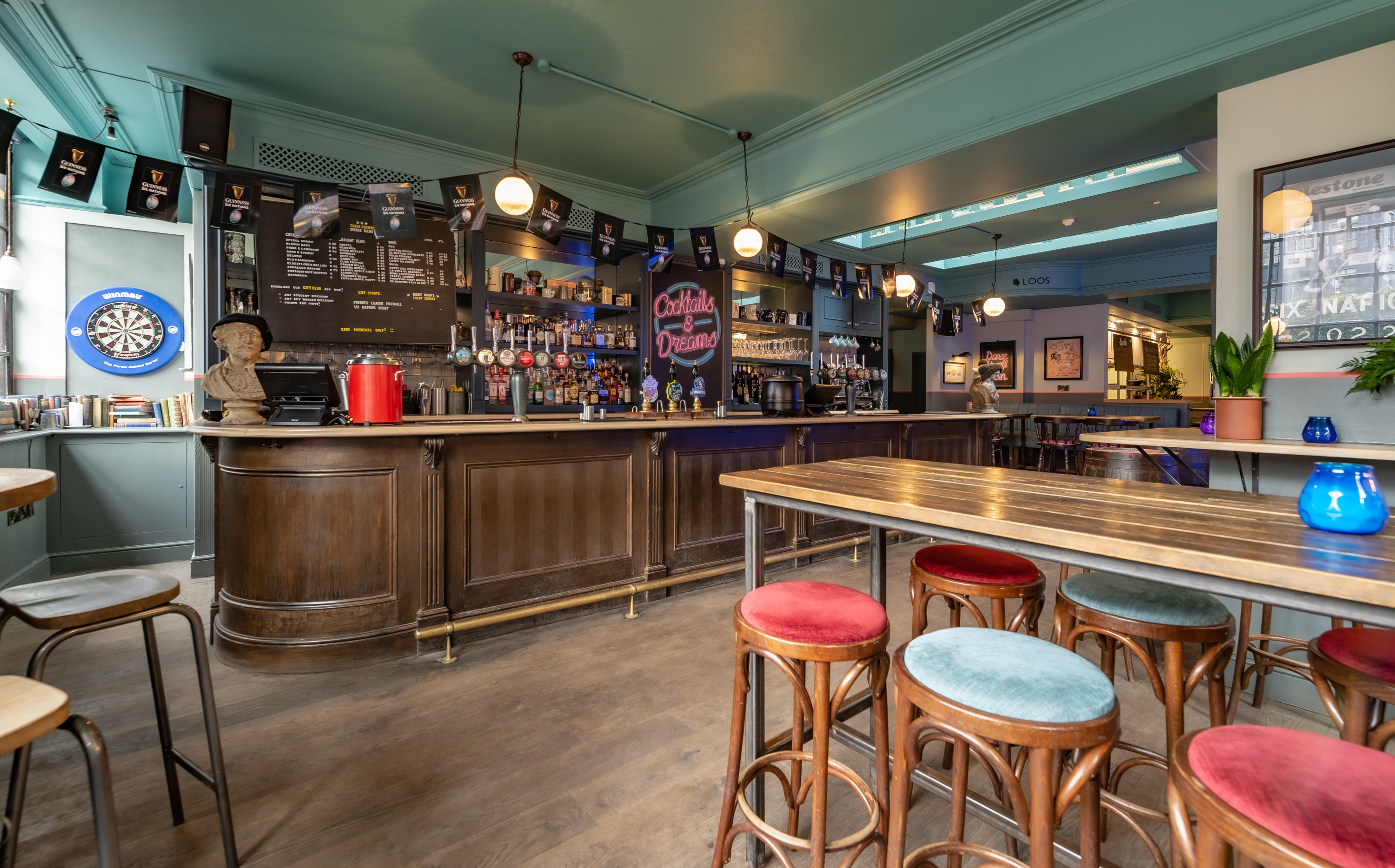 Stylish bar area in Three Crowns, perfect for social events and networking.