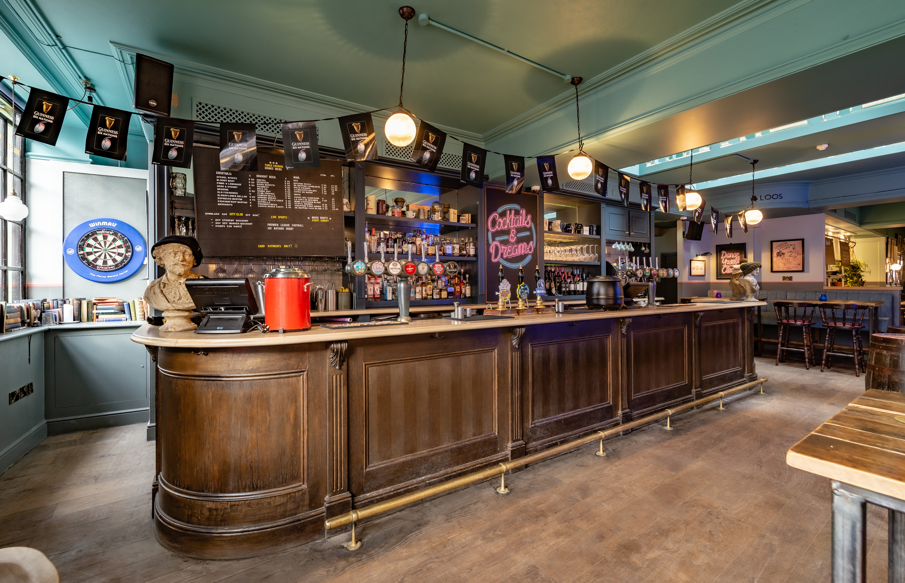 Stylish dining room bar with warm lighting, ideal for networking and social events.