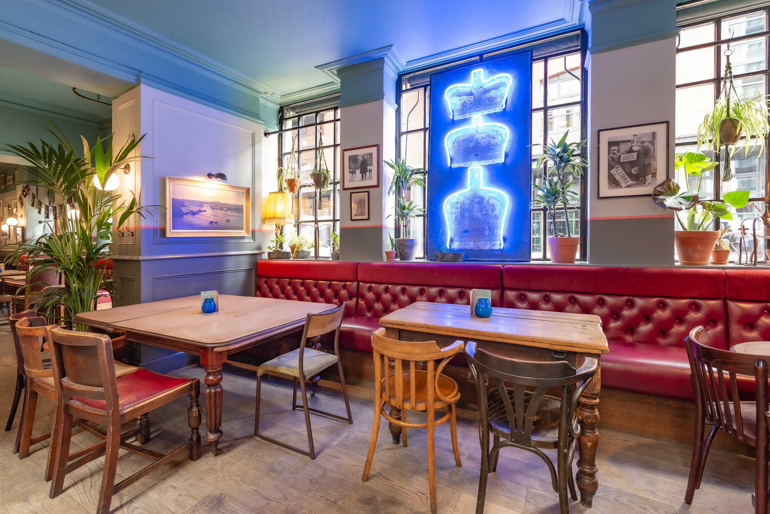 Vibrant dining room with cozy booths, ideal for casual meetings and networking events.