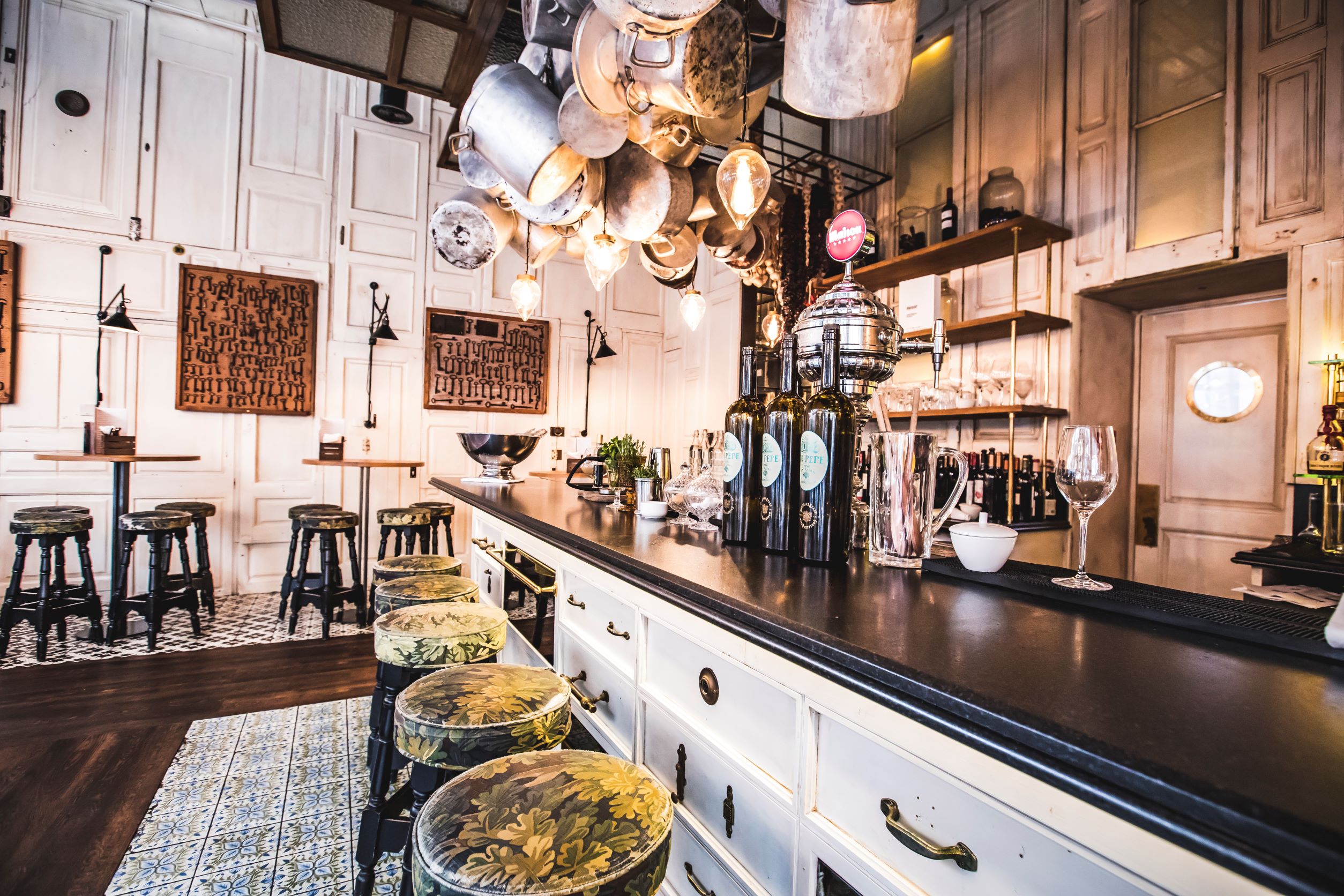 Stylish bar area in Ibérica Victoria, perfect for intimate gatherings and networking events.