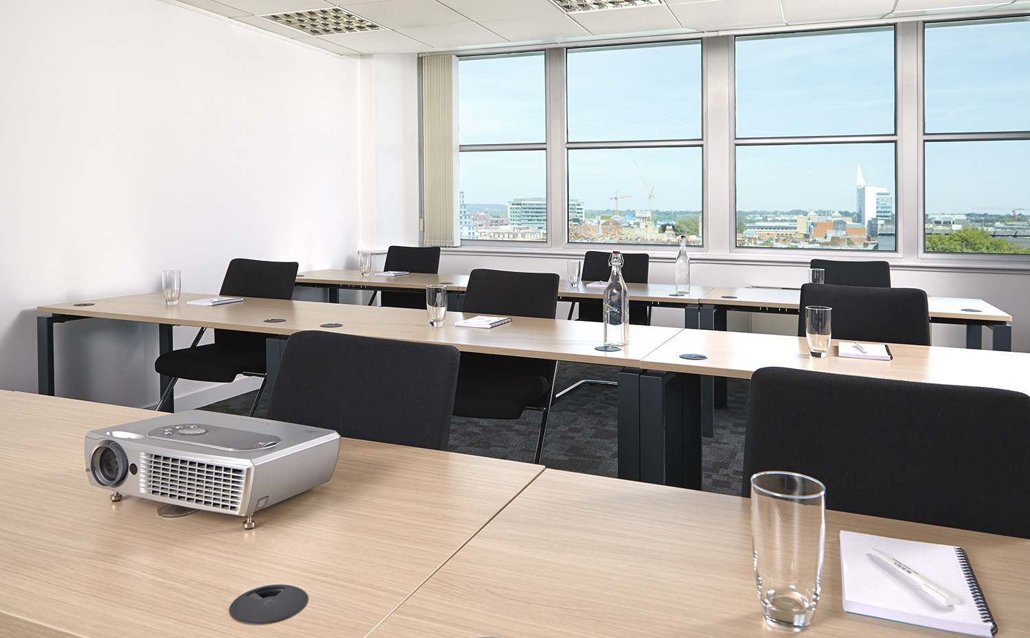 Modern meeting room with natural light, ideal for workshops and presentations.