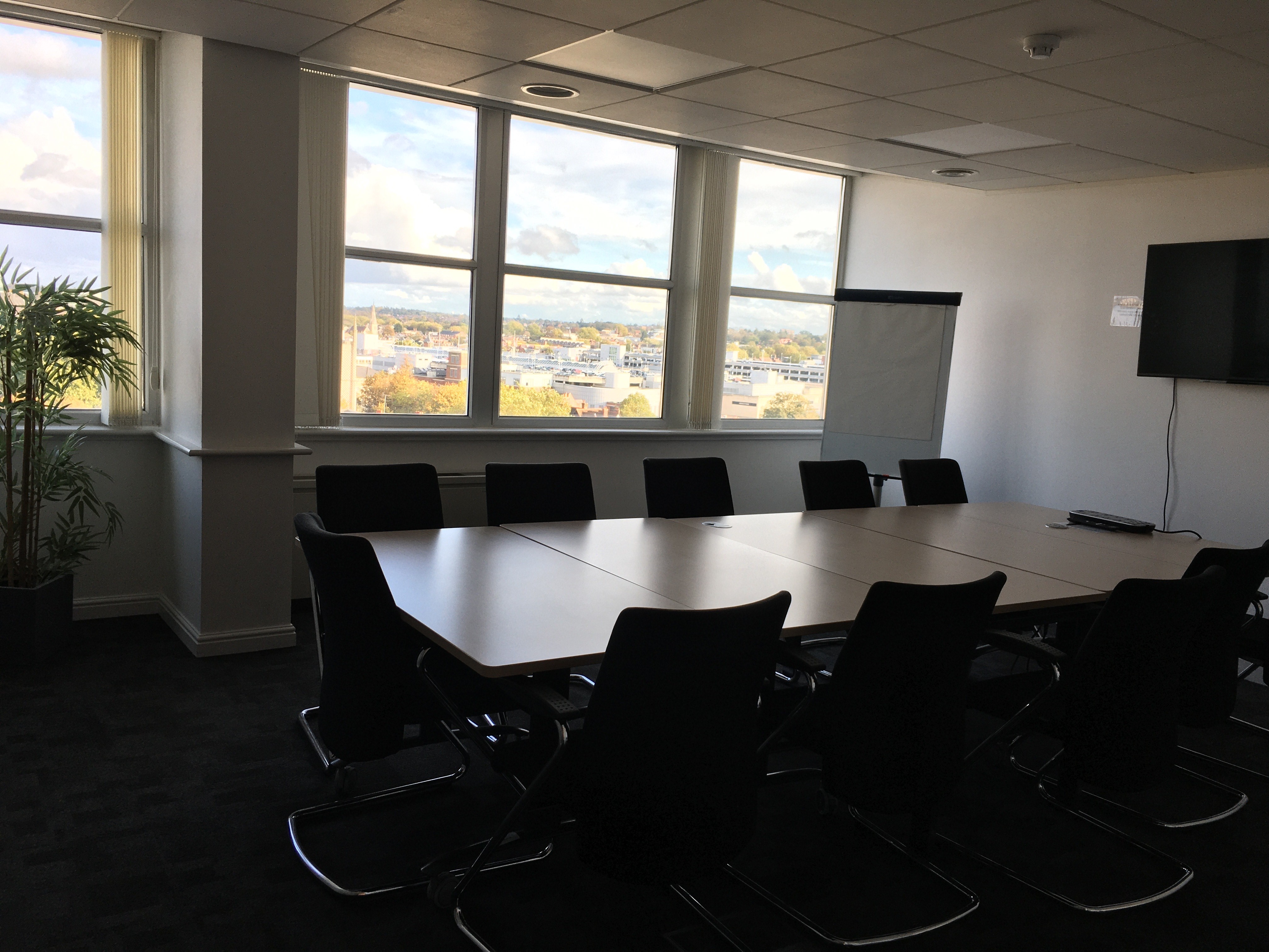 Bright meeting room with large table and ergonomic chairs for productive discussions.