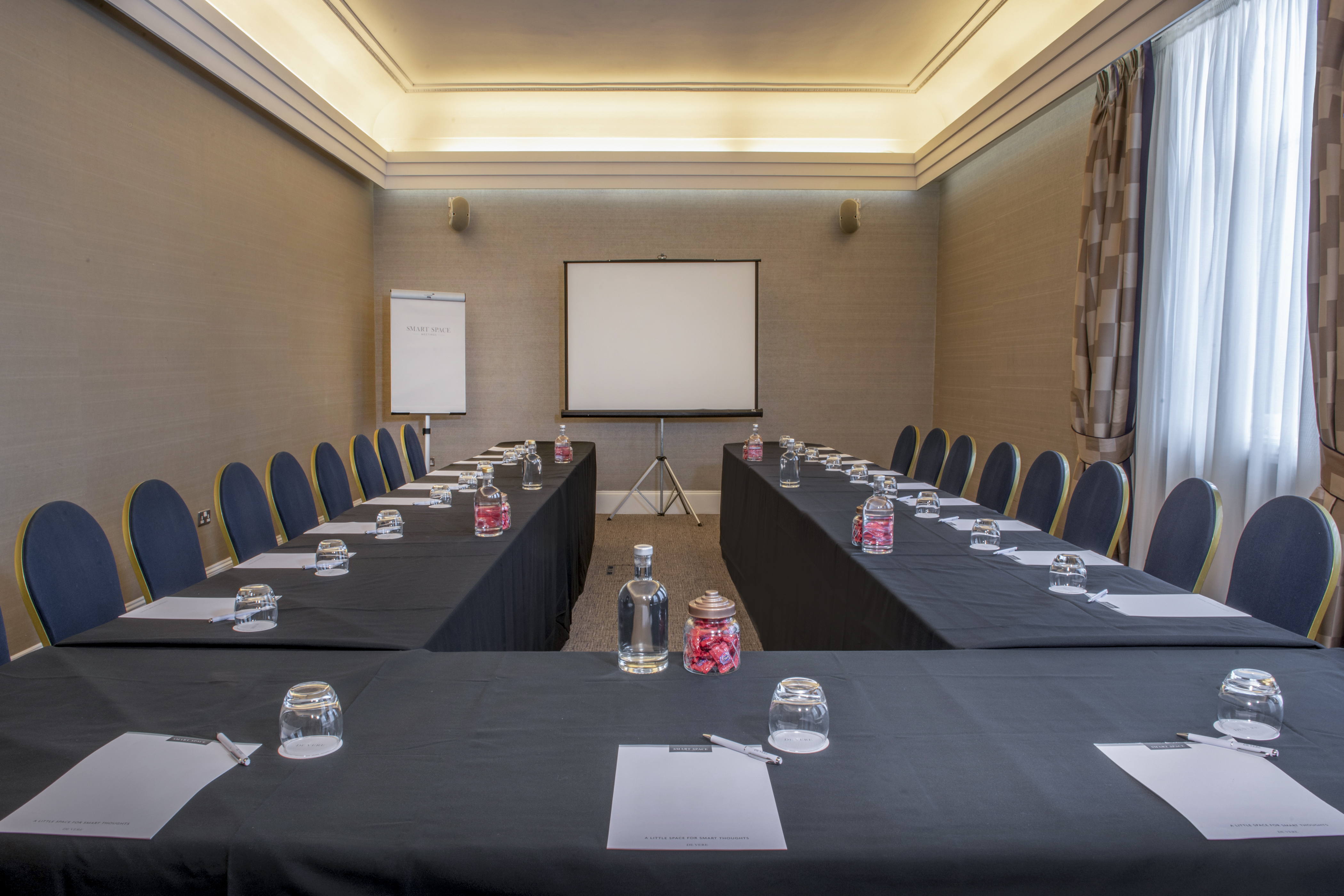 Oxford Suite meeting room with U-shaped tables, ideal for professional workshops and gatherings.