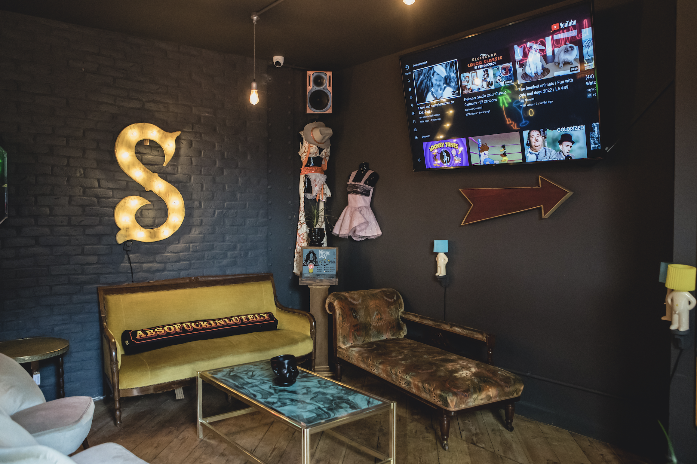 Stylish lounge at Sobremesa Bar, ideal for networking events and presentations.