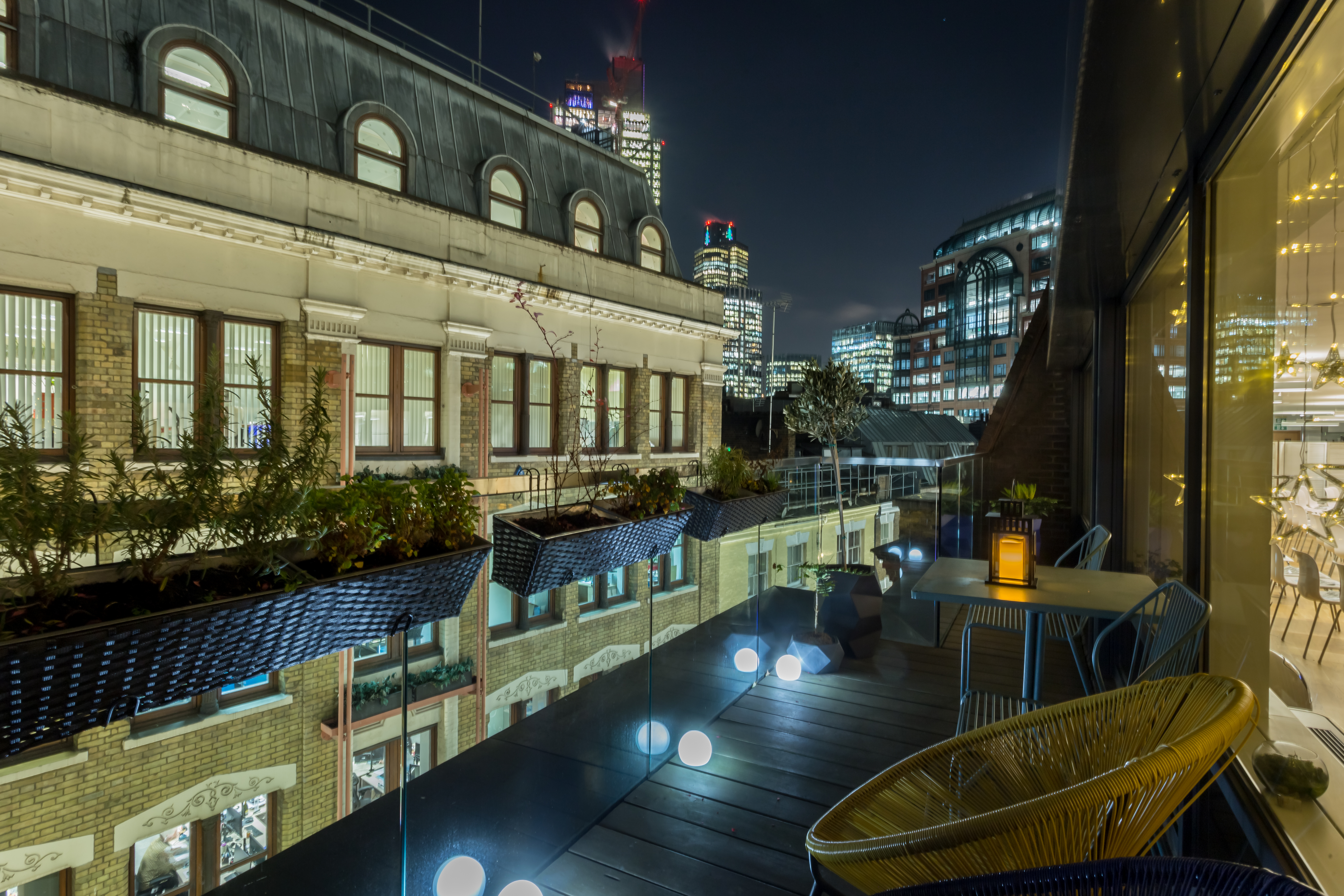 Rooftop Kitchen - 1nddynlswmr.jpg