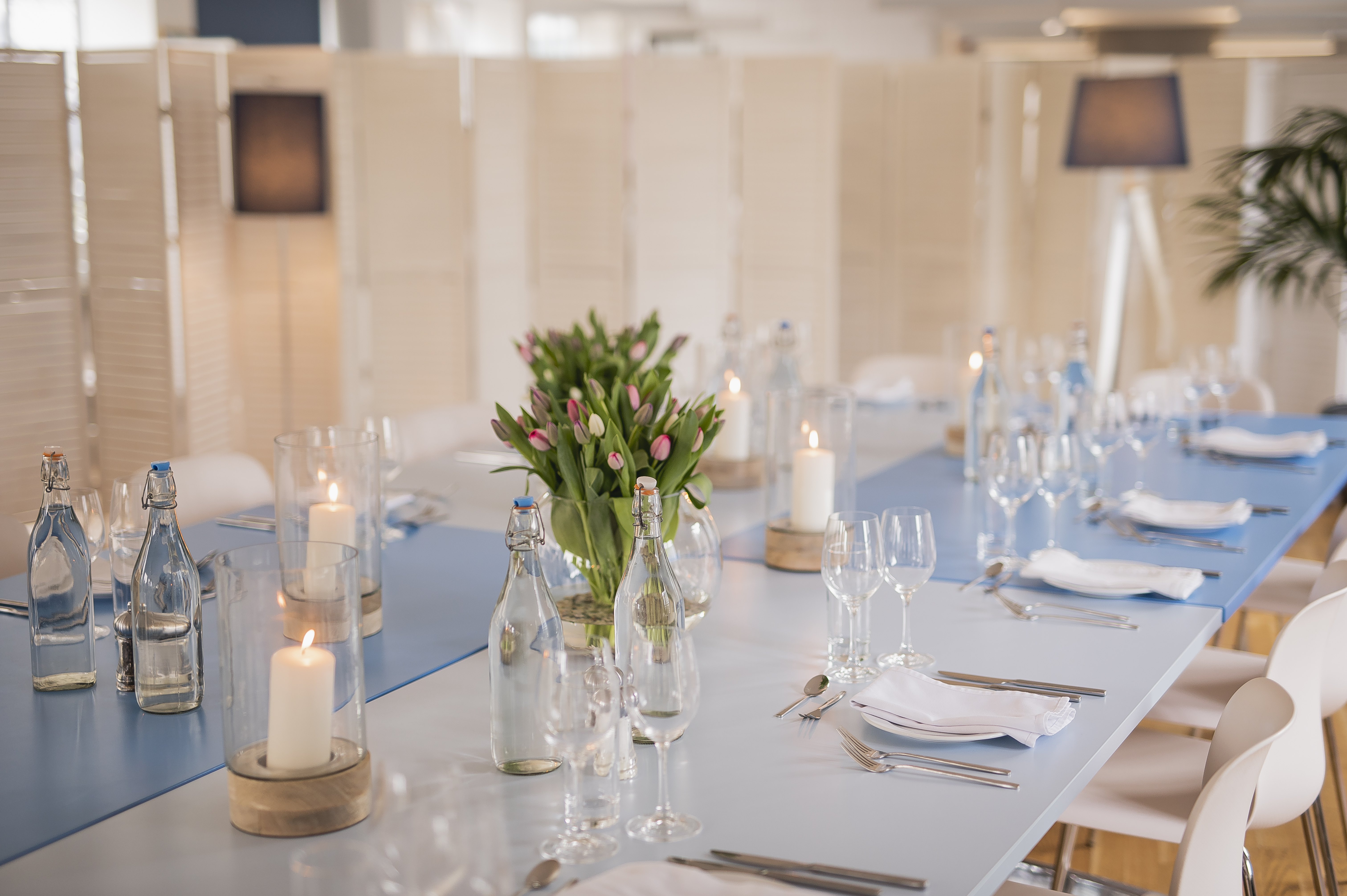 Elegant dining table with tulips at Rooftop Kitchen, perfect for corporate events.