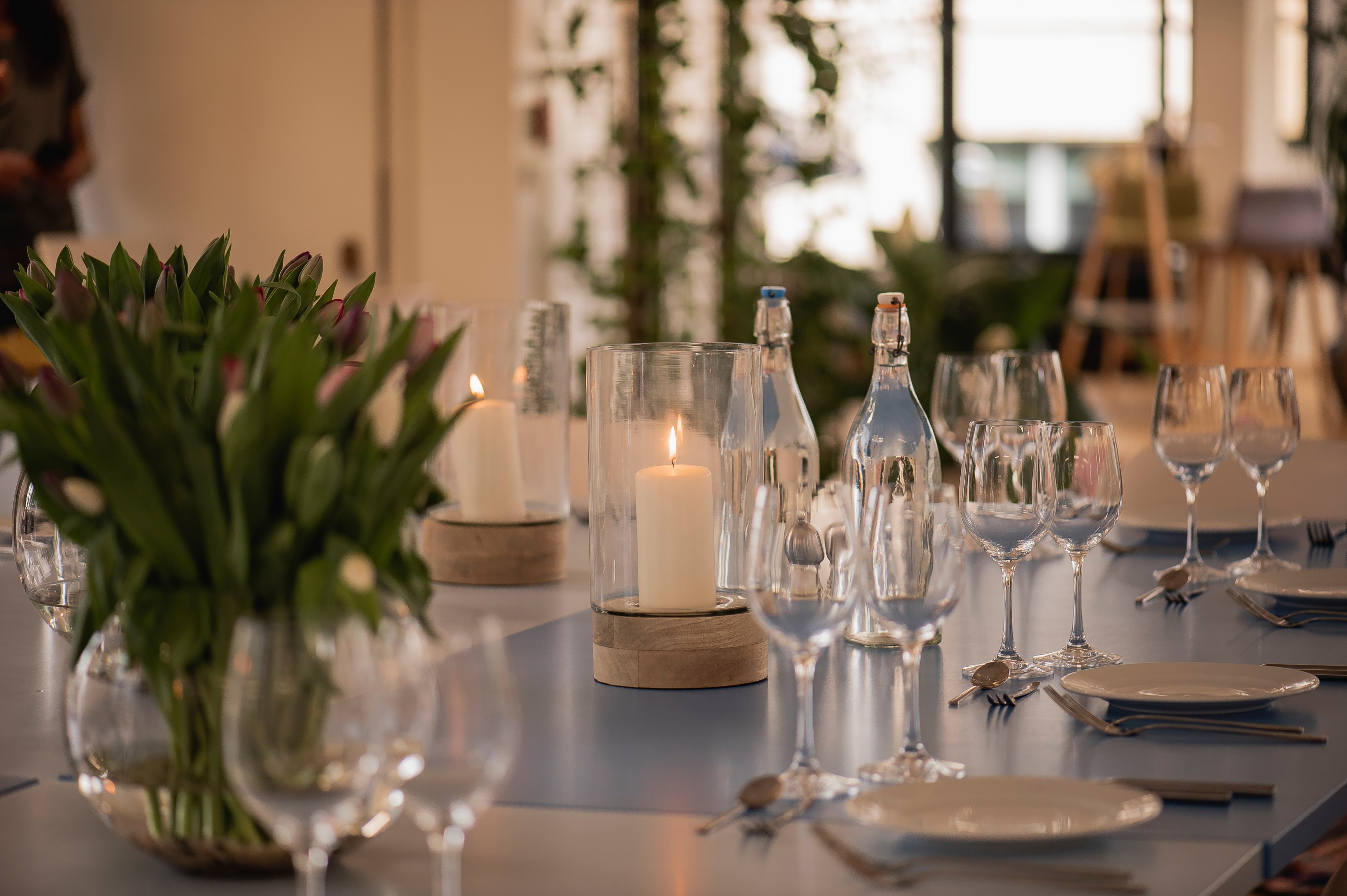 Elegant dining table with tulips at Rooftop Kitchen, perfect for sophisticated events.