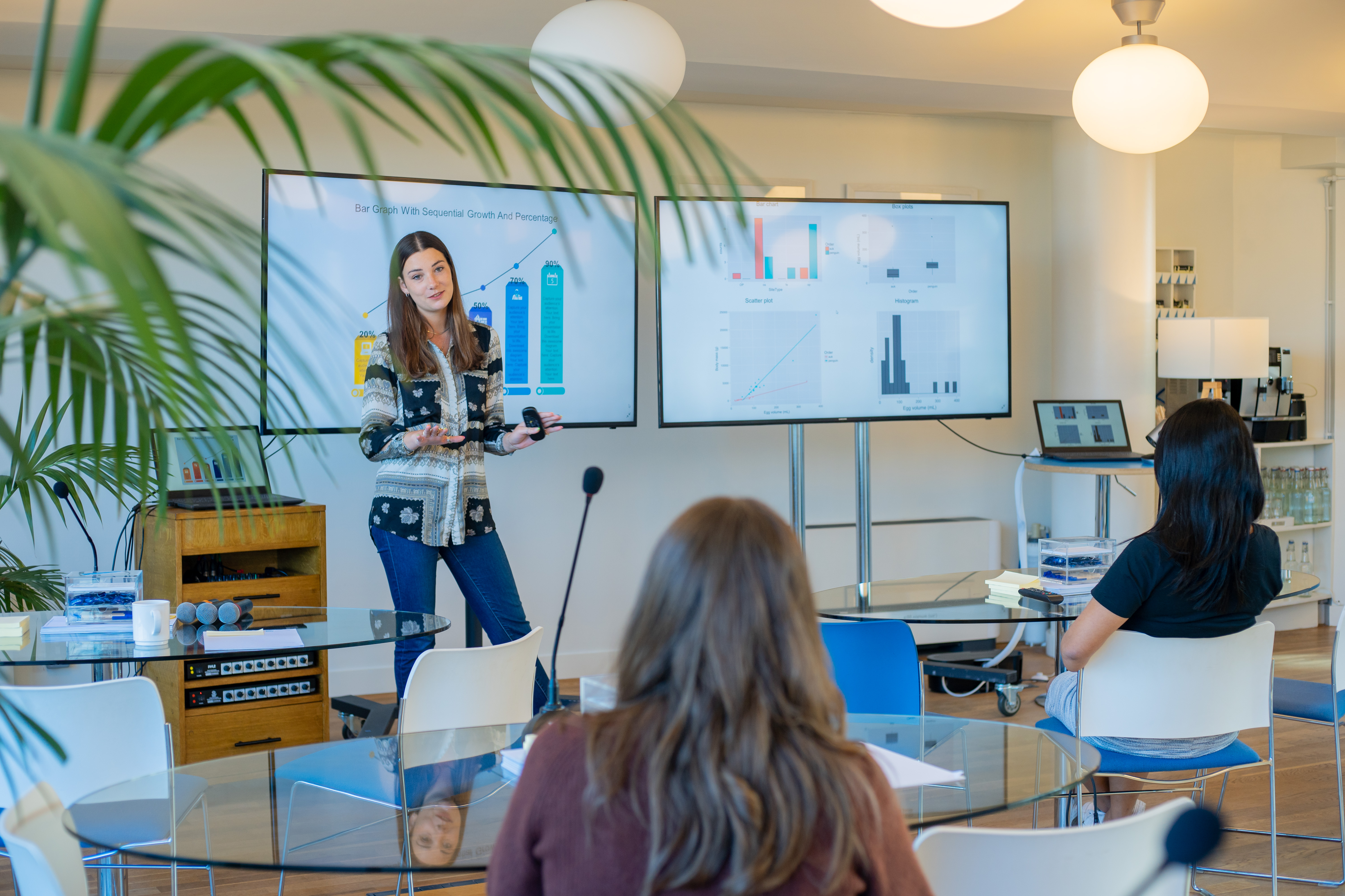 Modern meeting space in Wallacespace Clerkenwell with engaging presentation and large screens.