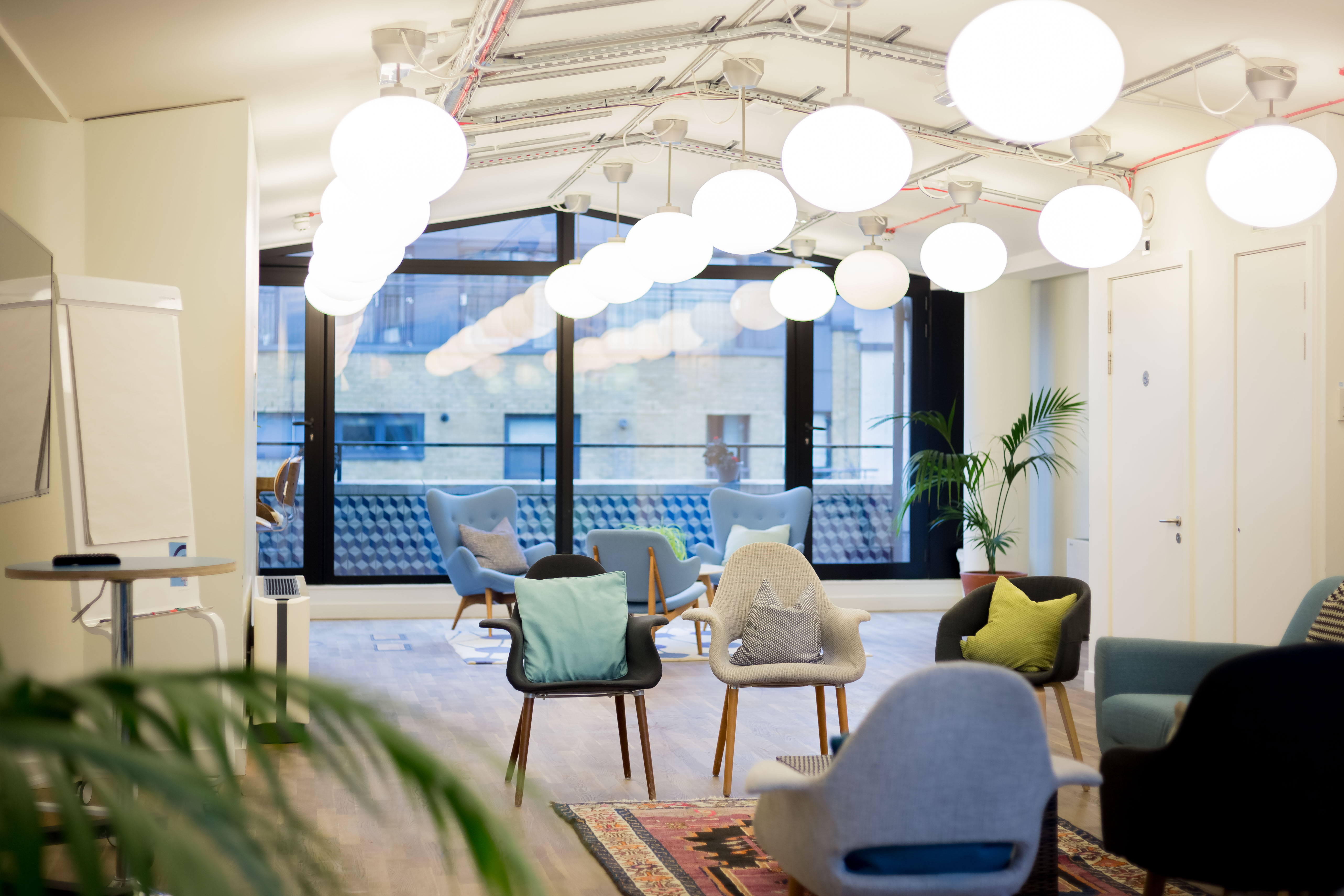 Modern meeting space with natural light, ideal for workshops and brainstorming sessions.