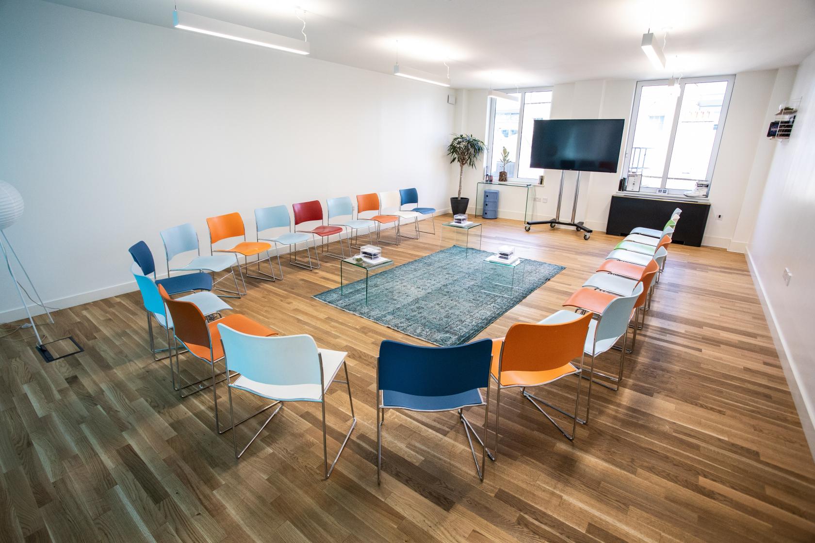 "Collaborative meeting space with circular seating for workshops and brainstorming sessions."