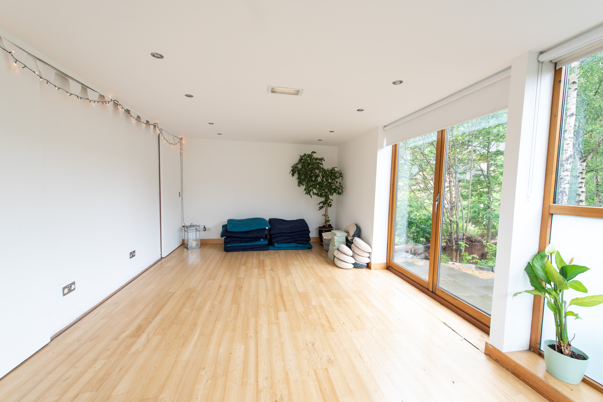 Versatile event space with natural light, ideal for workshops and retreats.