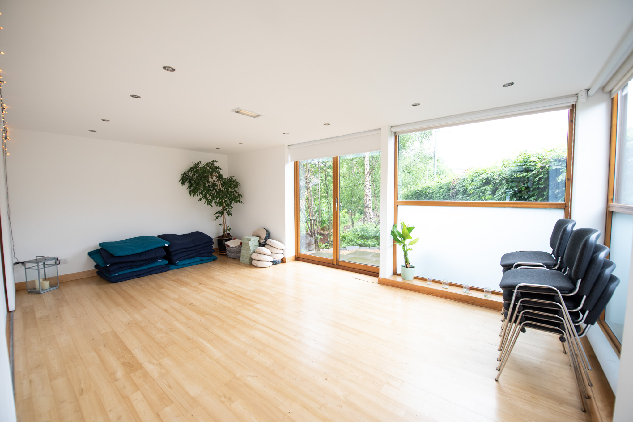 Versatile event space with natural light, ideal for workshops and gatherings.