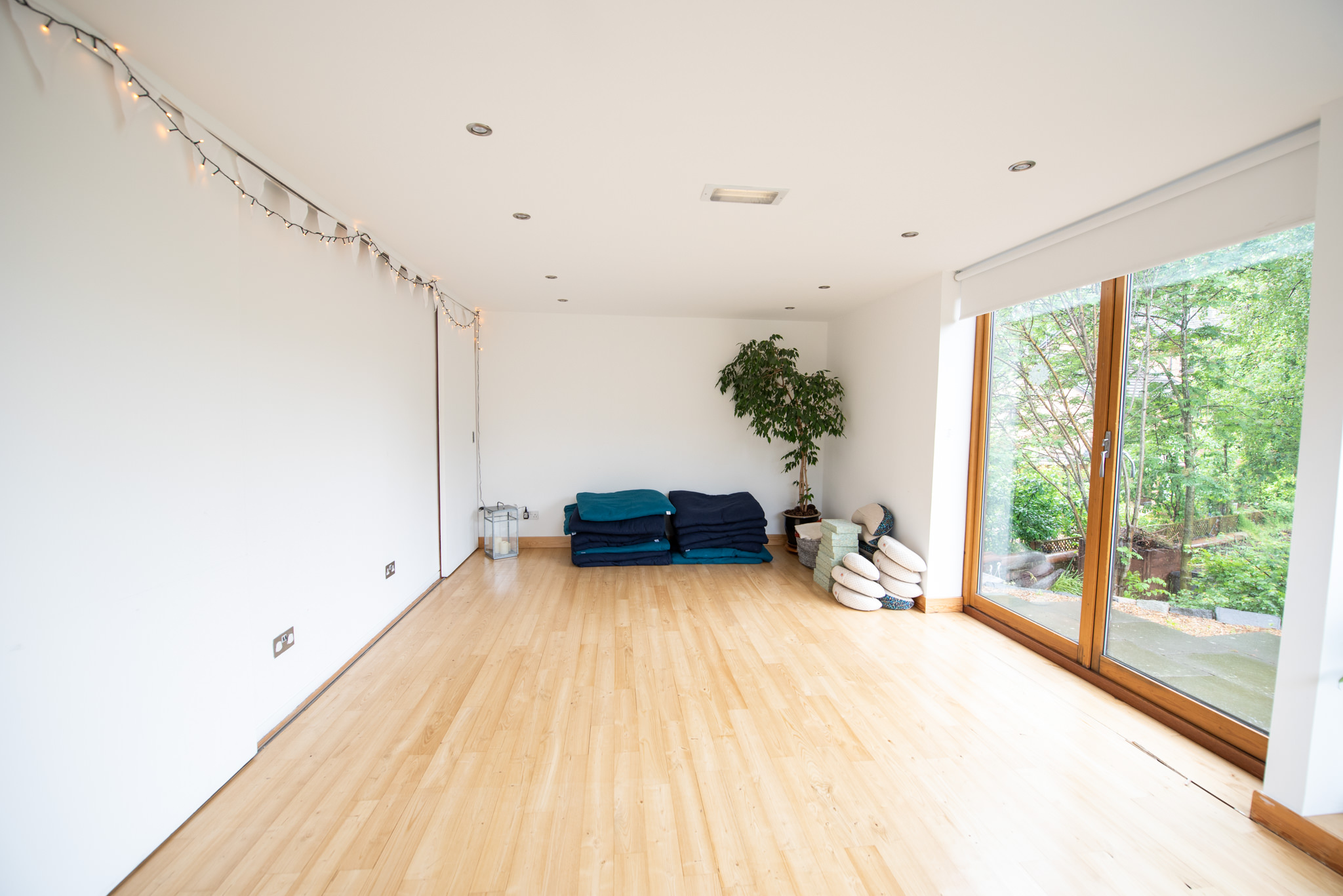 Versatile, well-lit event space with minimalist design for workshops and gatherings.