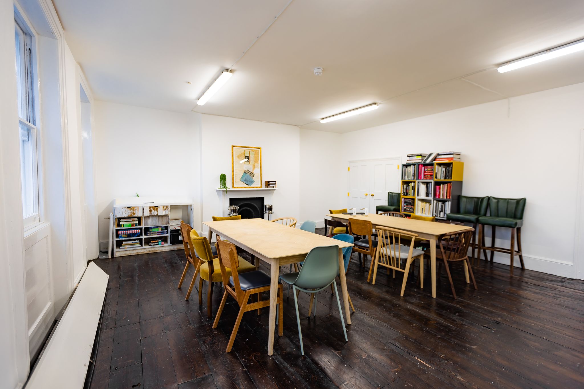 Versatile meeting space with bright decor, ideal for workshops and brainstorming sessions.