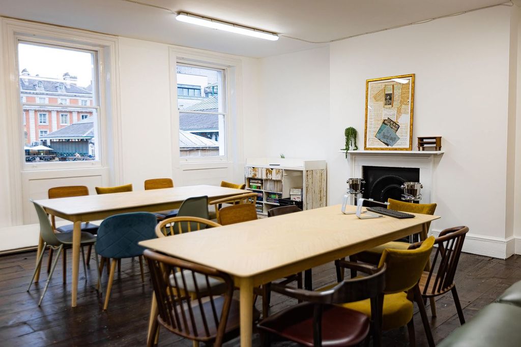 Versatile meeting space with natural light, ideal for workshops and brainstorming sessions.