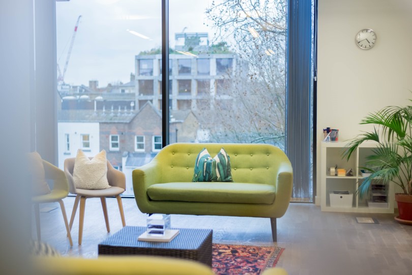 Modern lounge area with bright light, ideal for networking events and meetings.