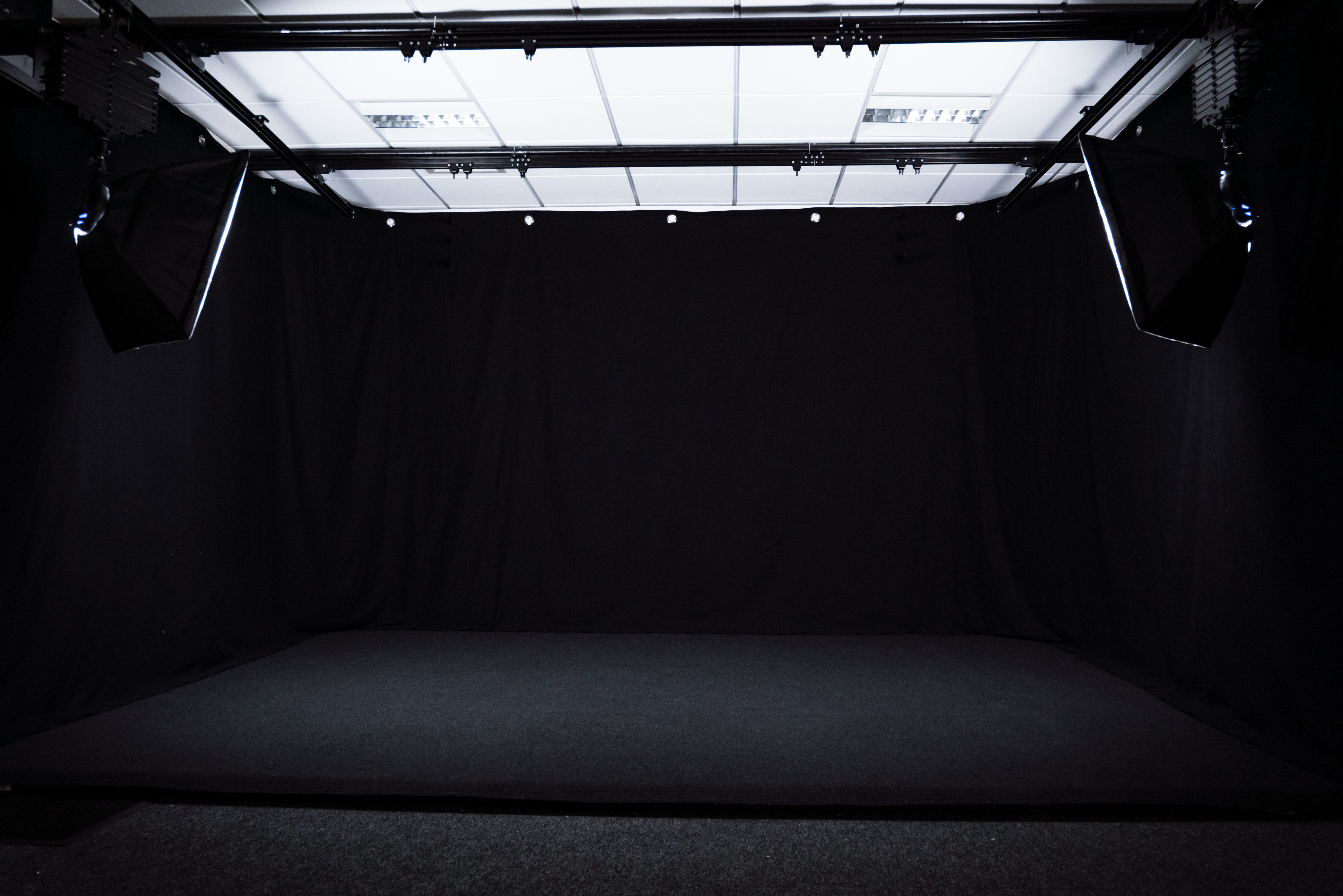 Versatile film studio in SE London with neutral backdrop for events and presentations.