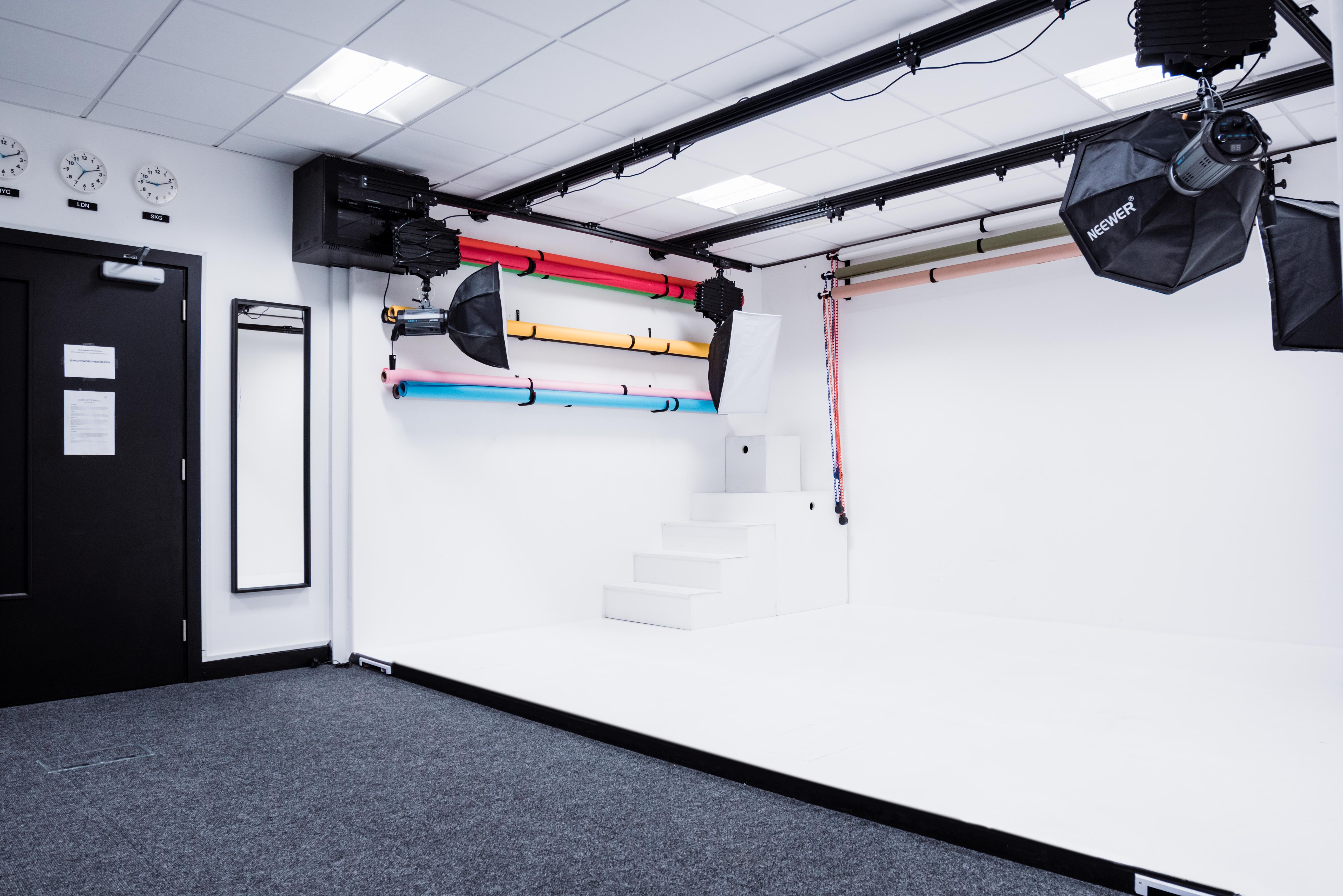 Versatile film studio in SE London, ideal for events and meetings with ample lighting.