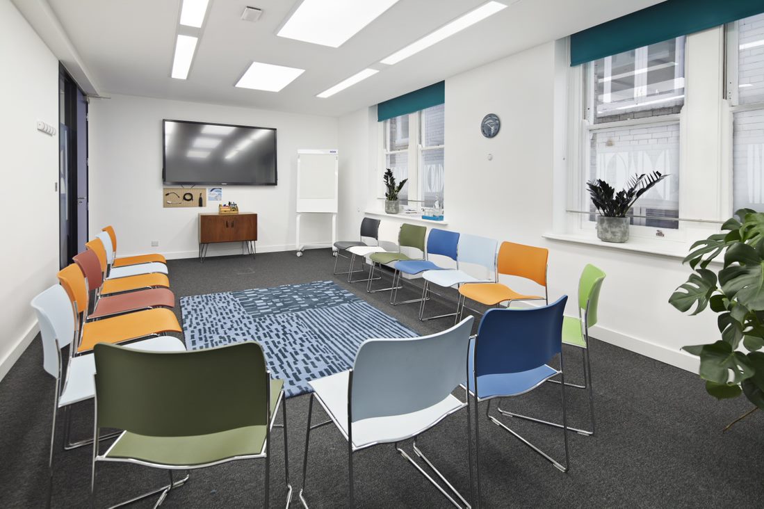 Modern meeting room with circular seating, ideal for workshops and team meetings.