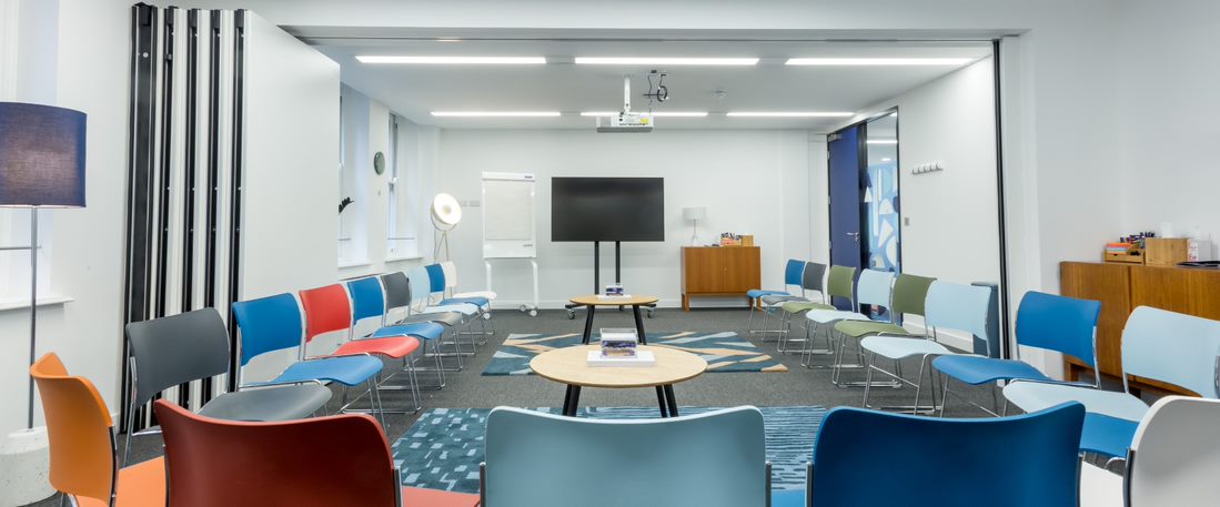 Versatile meeting space with circular seating for workshops and brainstorming in Covent Garden.