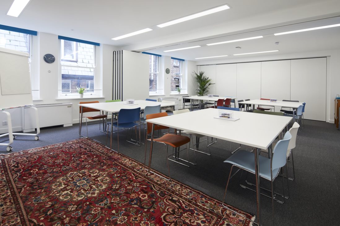Versatile meeting space with natural light, ideal for workshops and brainstorming sessions.