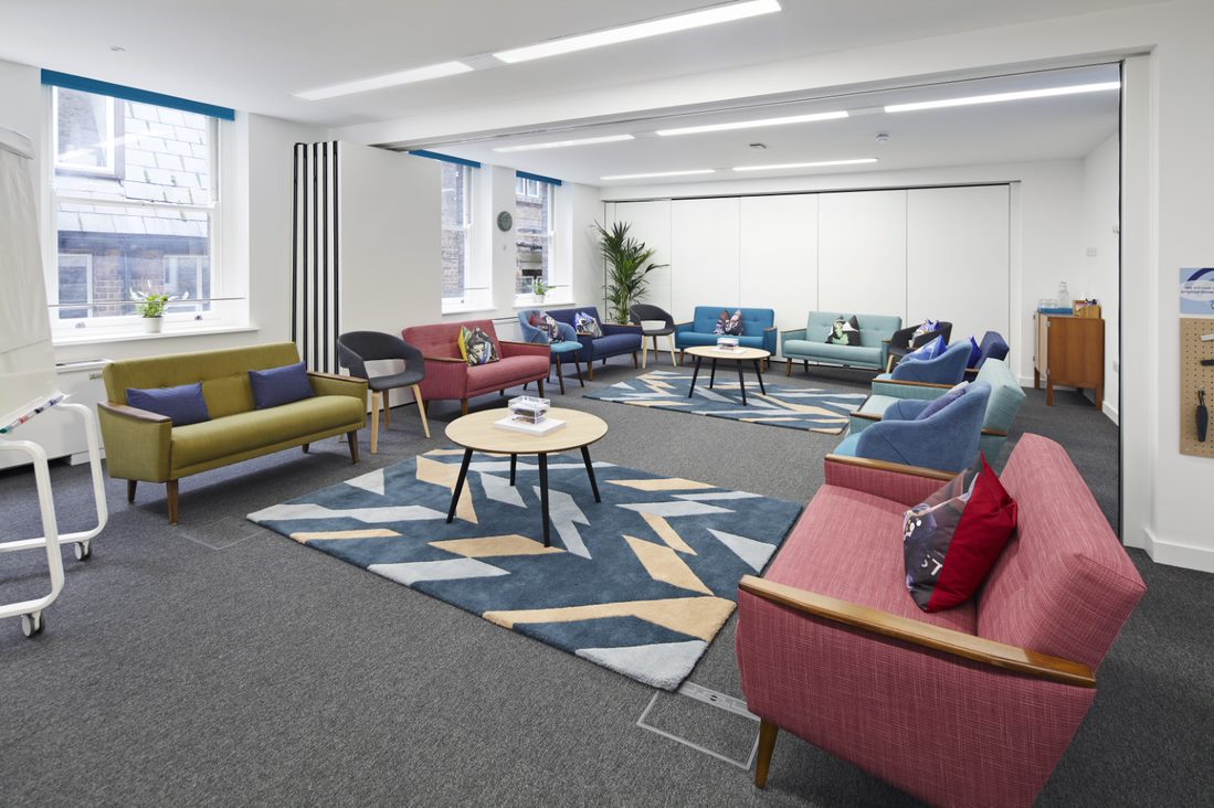 Modern meeting space with vibrant colors, ideal for workshops and brainstorming sessions.