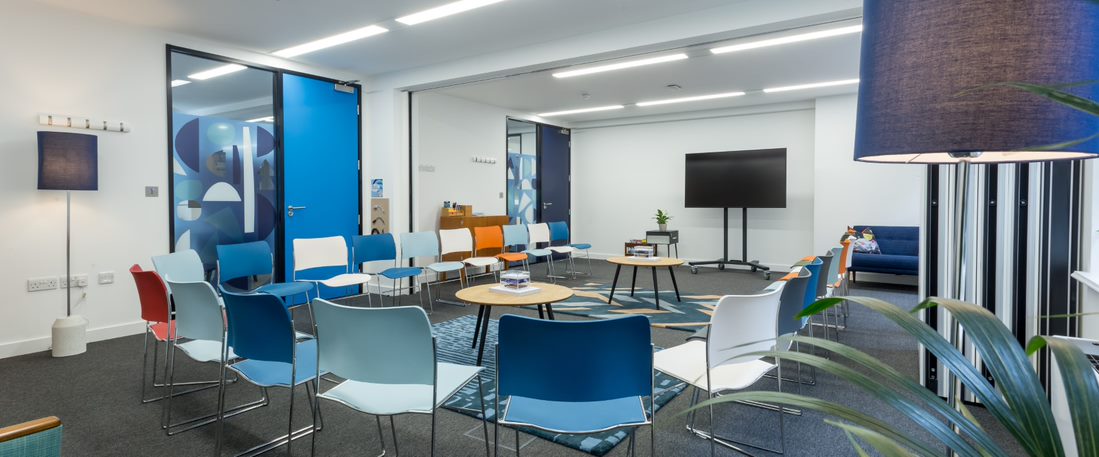 Collaborative meeting space with circular seating, ideal for workshops and brainstorming.