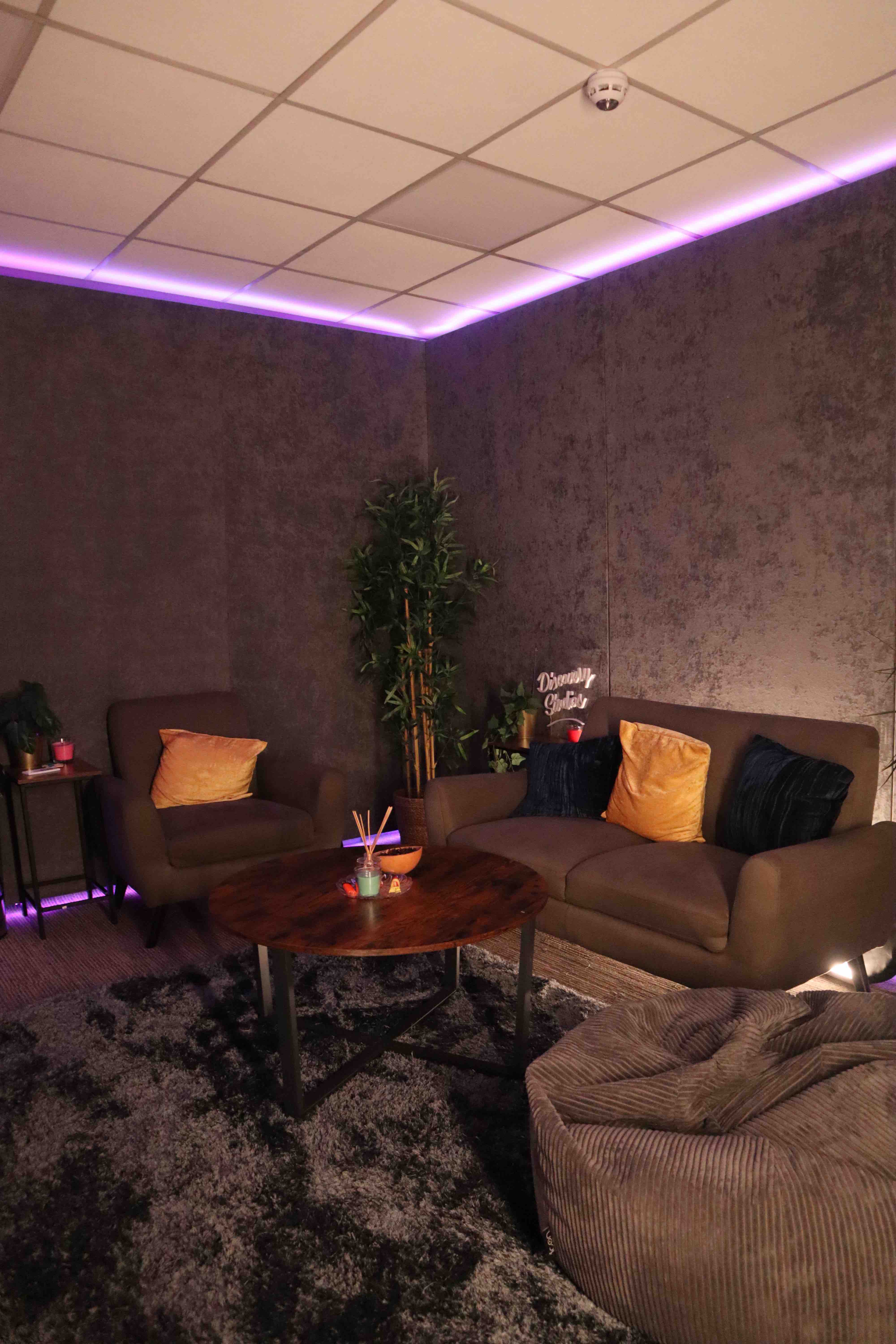 Cozy lounge at Discovery Studios for networking events with plush seating and soft lighting.