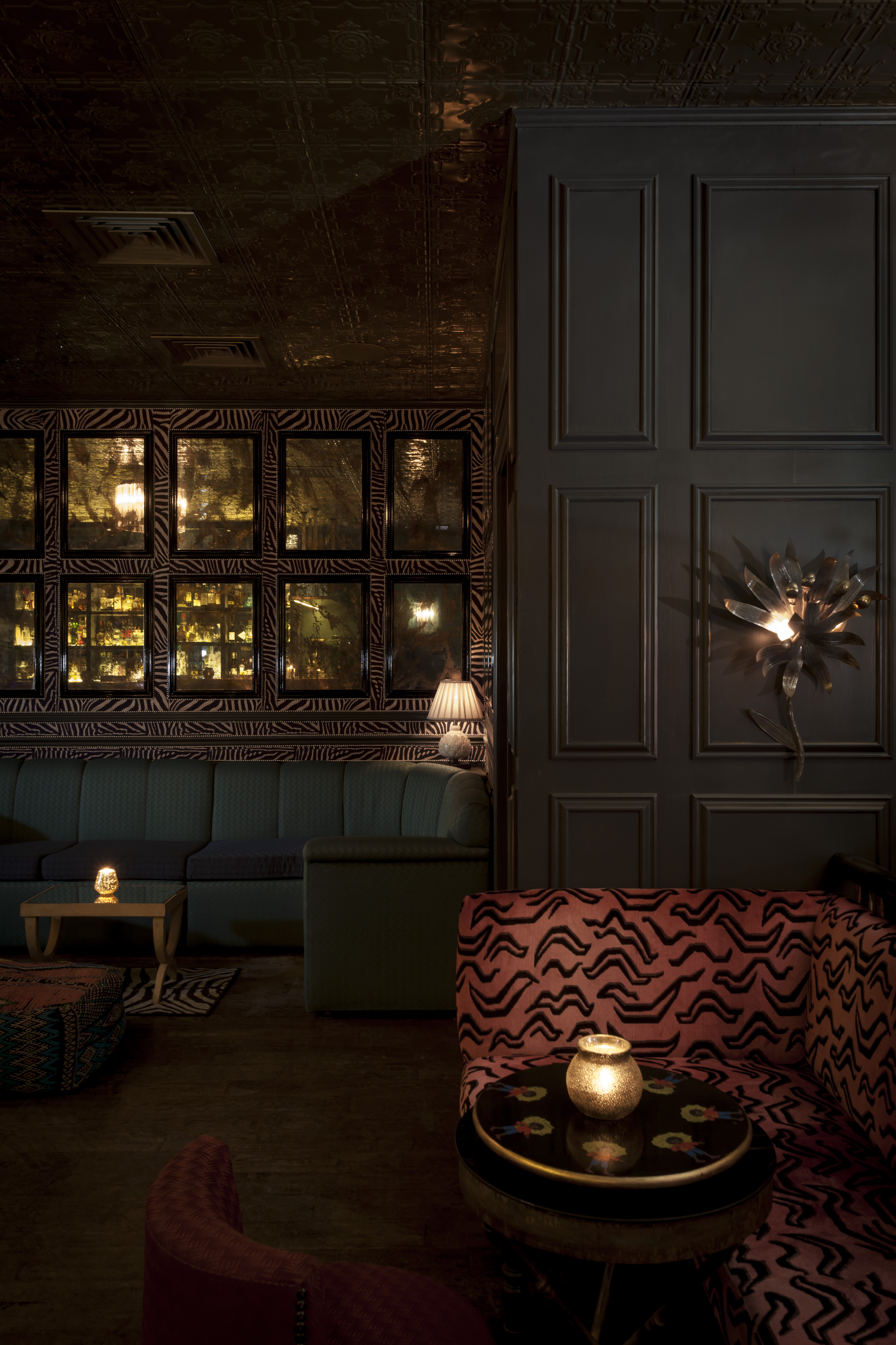 Stylish lounge bar with warm lighting, ideal for networking events and meetings.