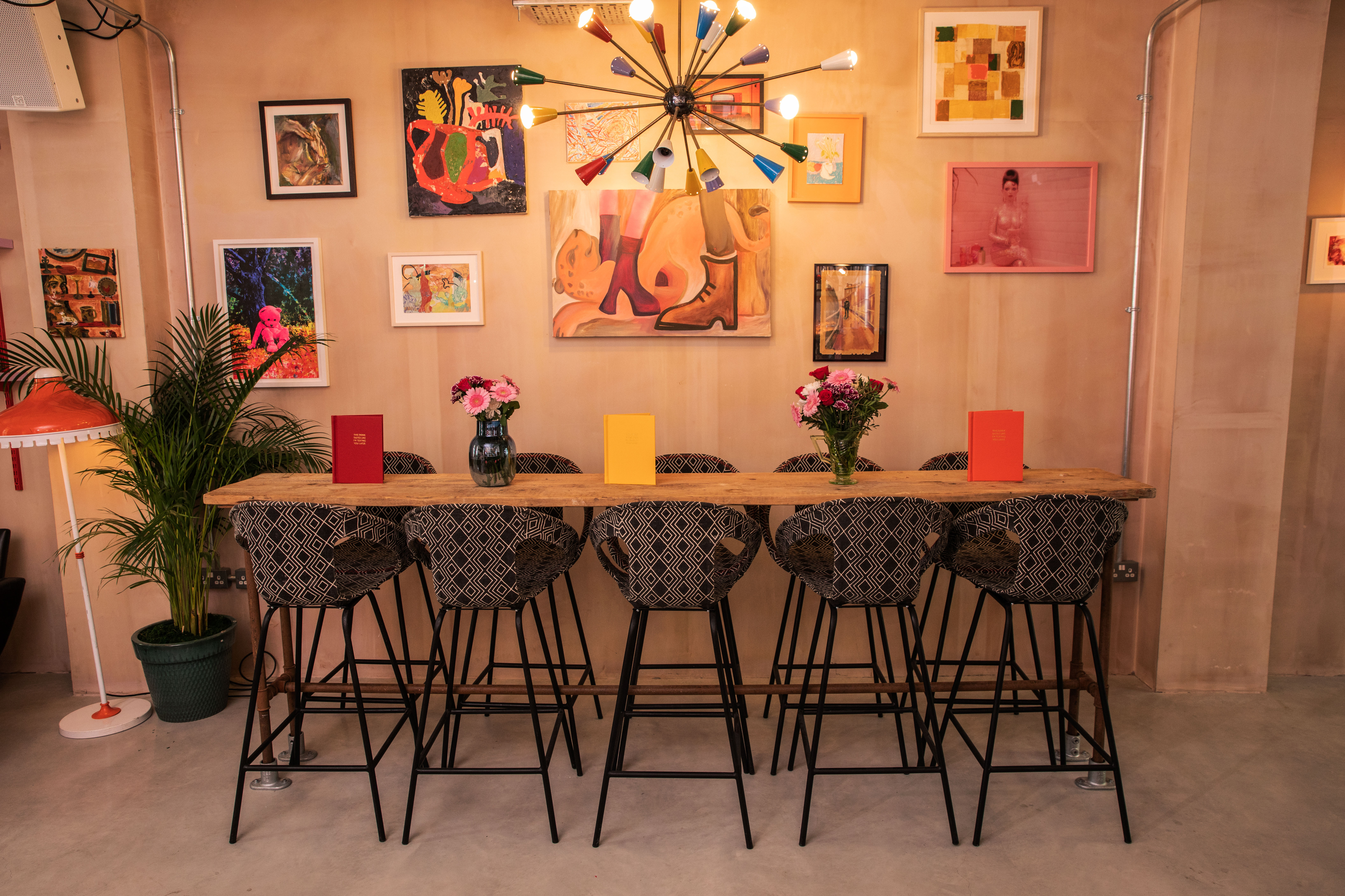 Open plan living room with wooden table, ideal for creative meetings and gatherings.