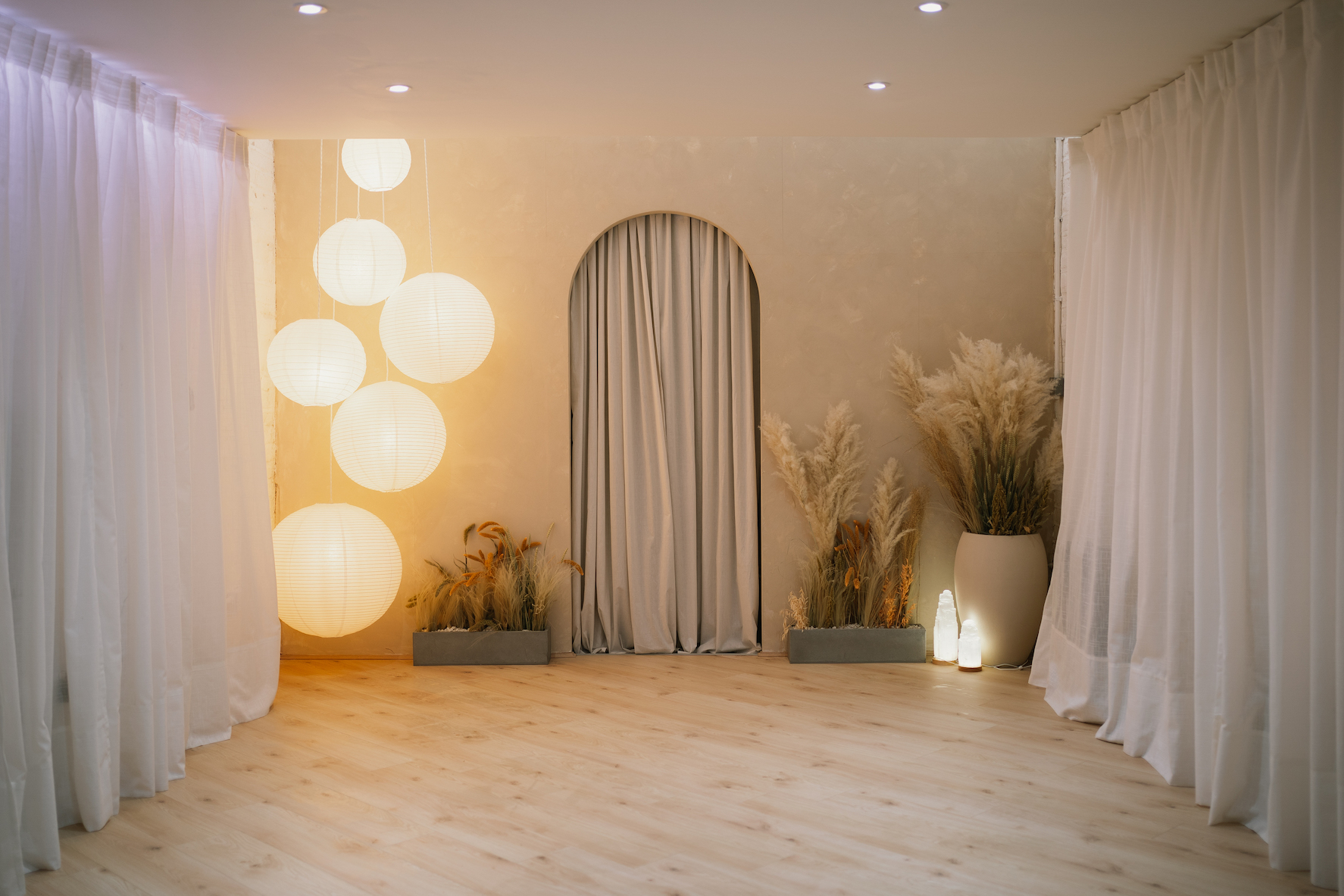 Intimate event space with soft lighting and pampas grass for workshops and gatherings.