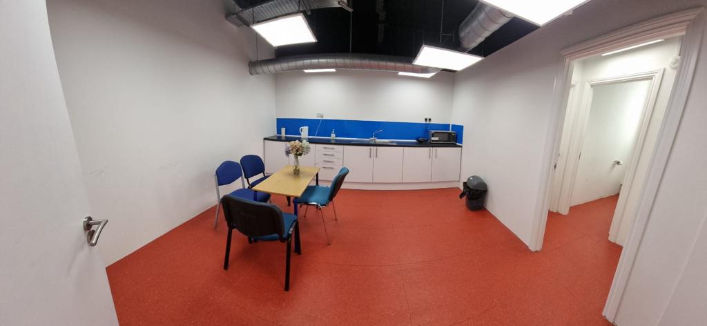 Functional meeting space with central table, ideal for brainstorming sessions and team huddles.