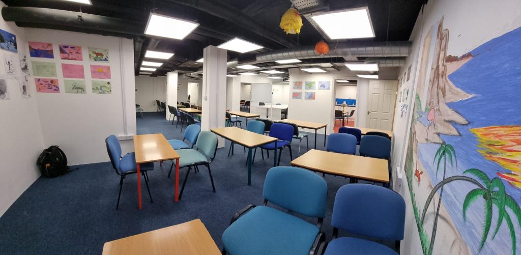 Versatile meeting space with bright lighting, ideal for workshops and collaborative sessions.
