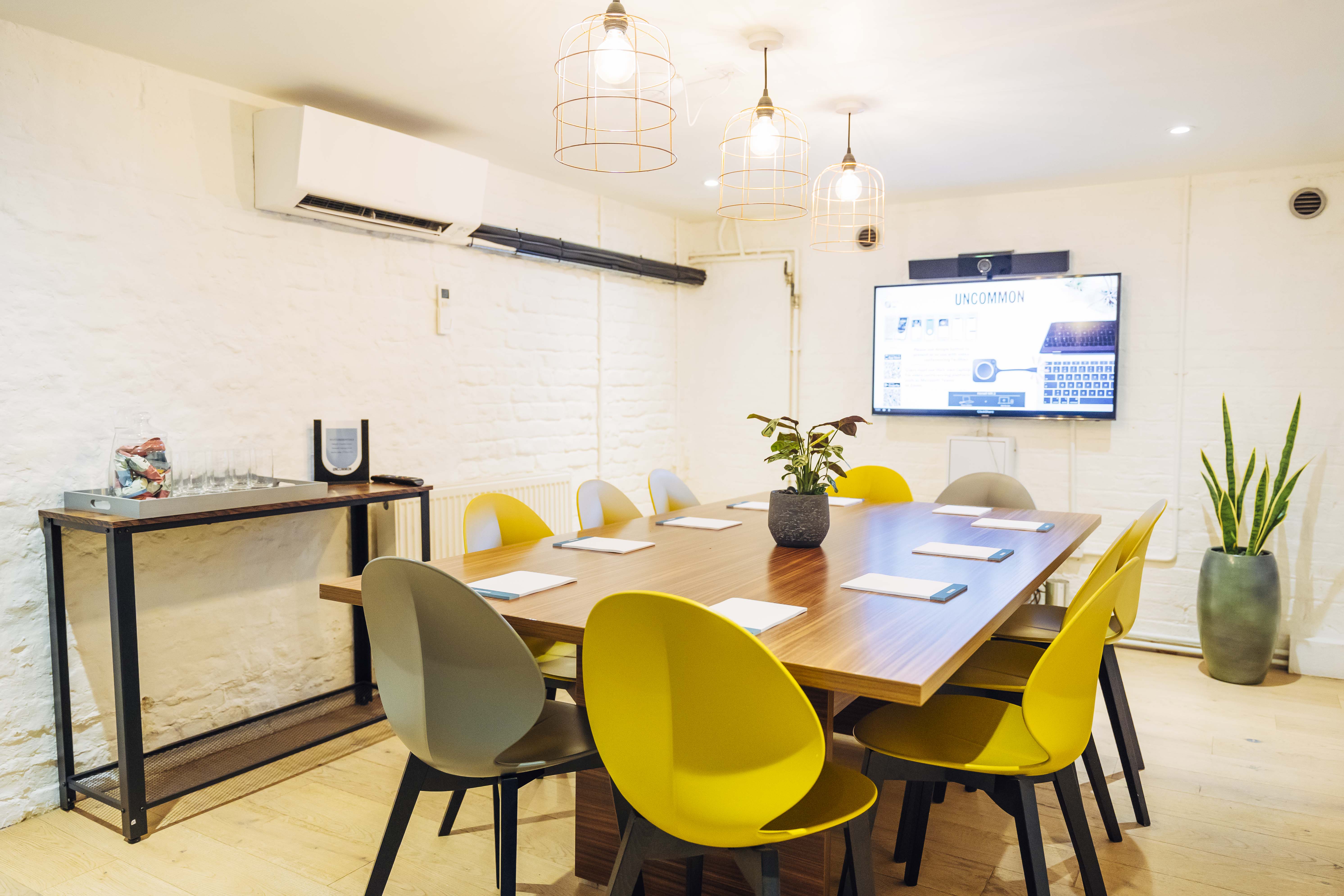 Bright meeting room with modern furnishings, ideal for hybrid meetings and brainstorming.