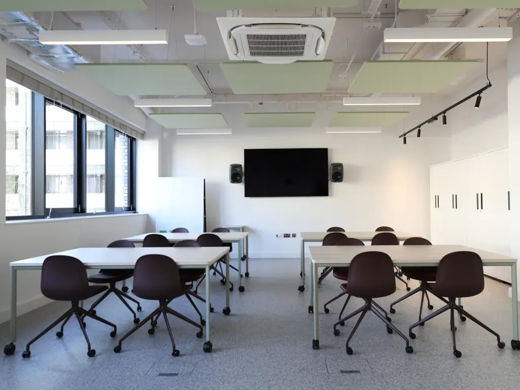 EH Woolwich boardroom with flexible furniture for workshops and collaborative business meetings.