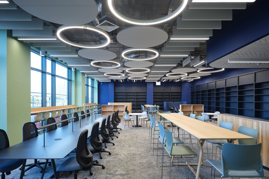 Modern coworking meeting room with natural light for team collaboration and workshops.