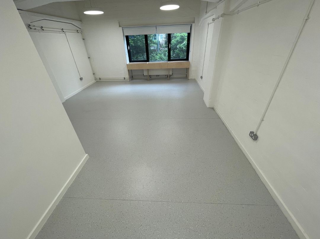 Vision Wharf Pop-Up: minimalist meeting space with natural light, ideal for workshops and gatherings.