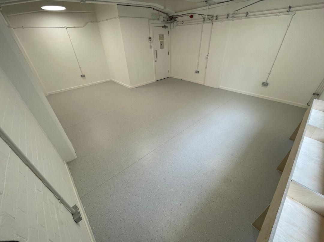 Vision Wharf Pop-Up: versatile event space with gray floor, ideal for workshops and meetings.