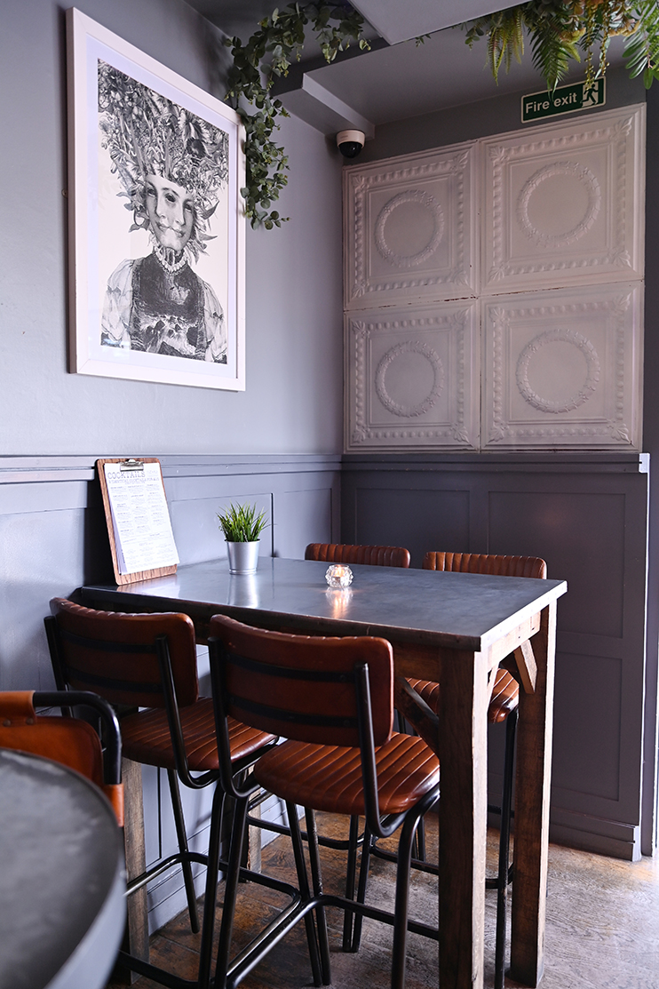 Stylish bar area with leather chairs, ideal for intimate meetings and brainstorming sessions.