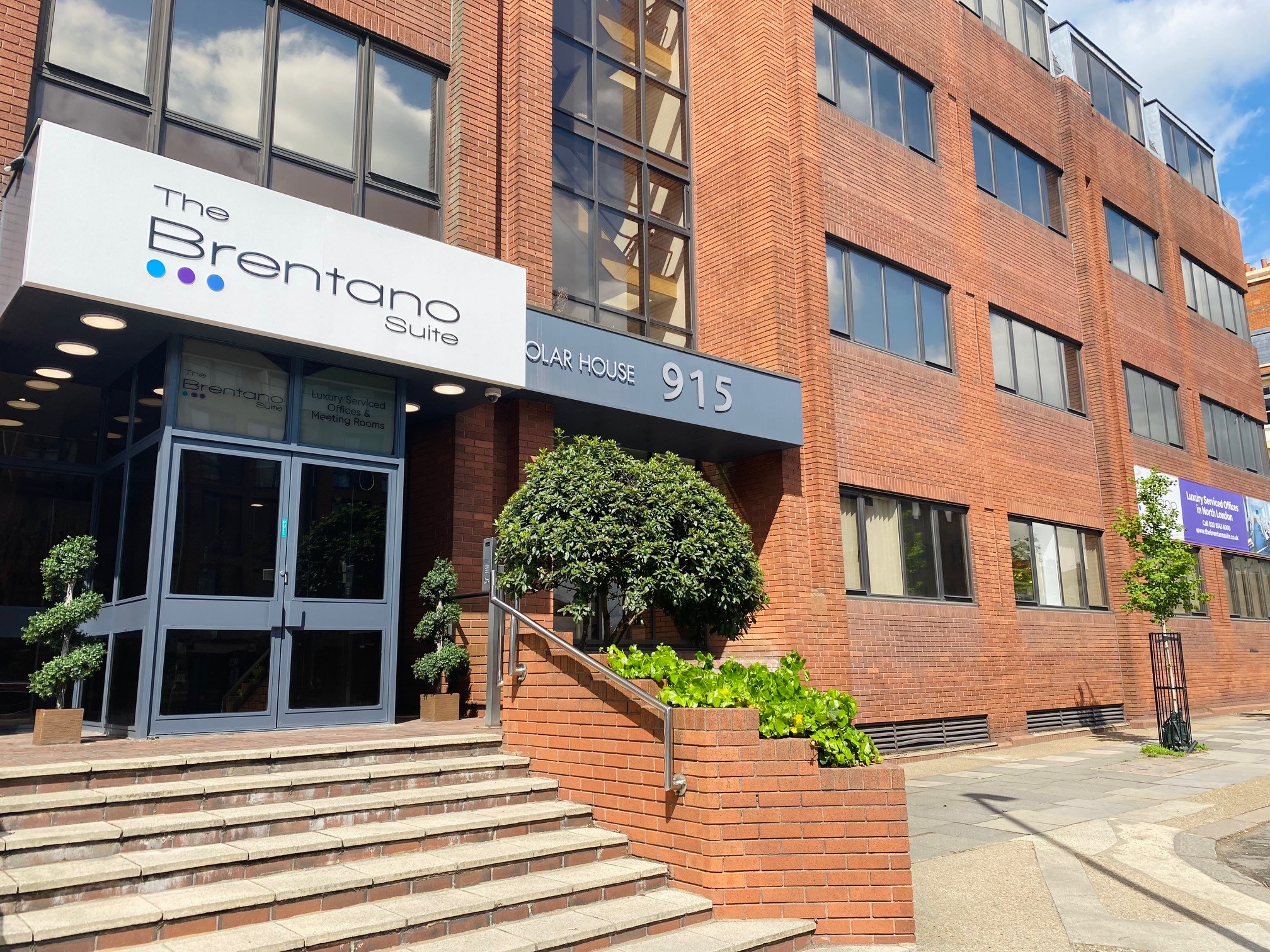 Modern venue entrance of Puccini in Solar House, ideal for corporate events and meetings.