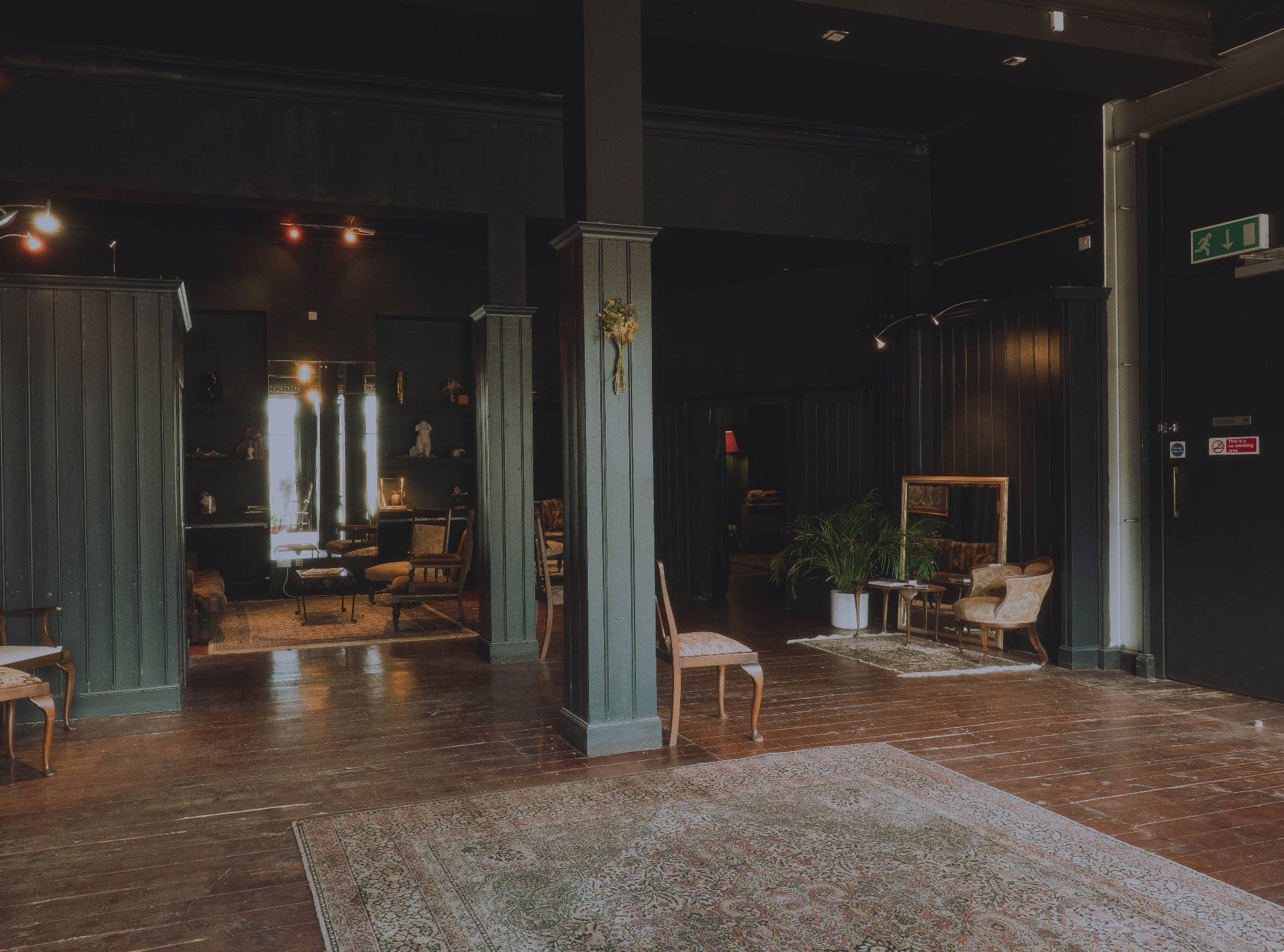 Stylish event space with dark walls, perfect for intimate gatherings and meetings.