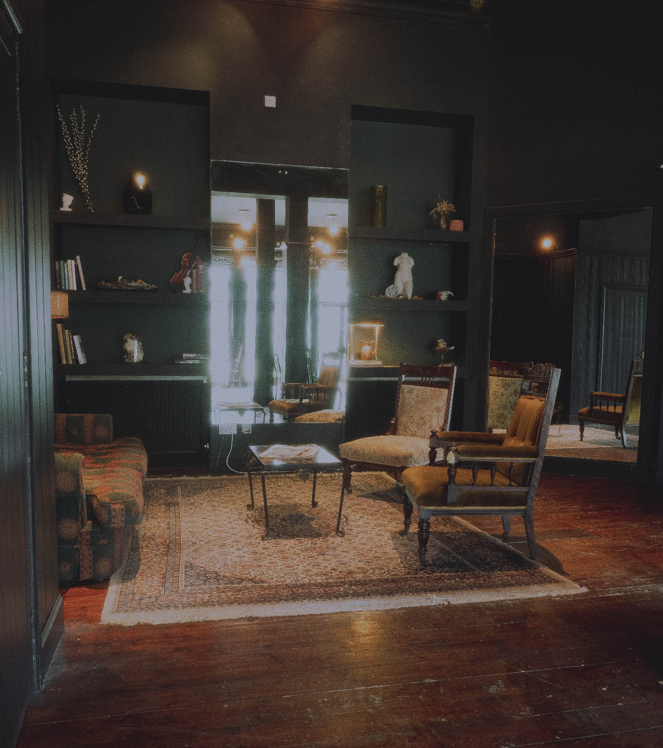 Stylish meeting space with dark walls, perfect for creative brainstorming sessions.