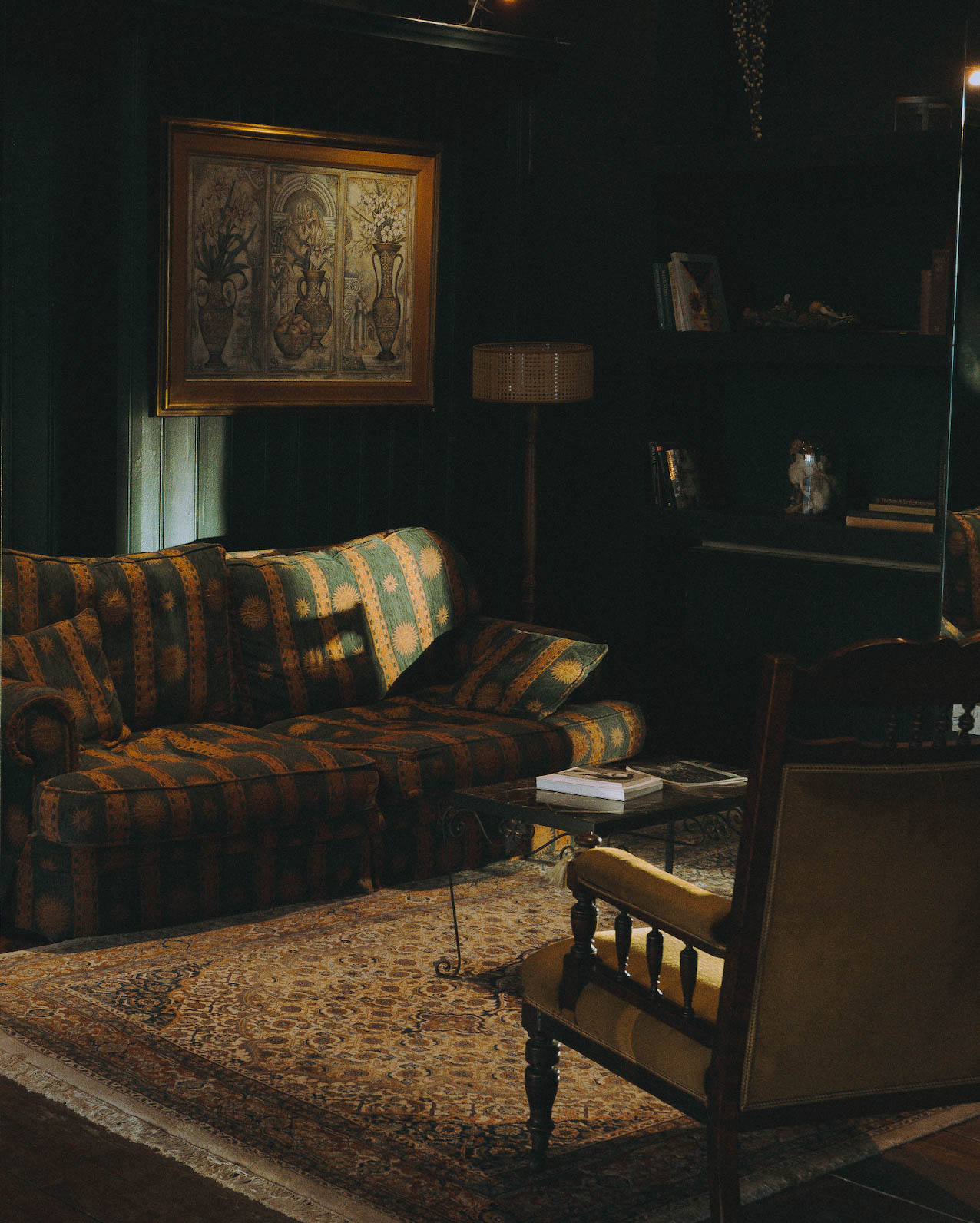 Cozy lounge in GRAVITAS, ideal for meetings and brainstorming sessions.