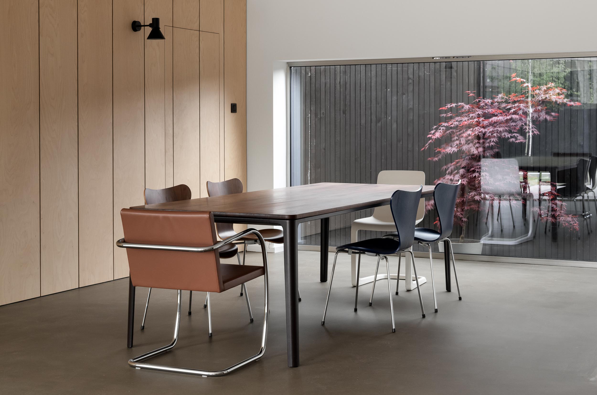 Modern meeting space with wooden table and stylish chairs, perfect for collaboration.