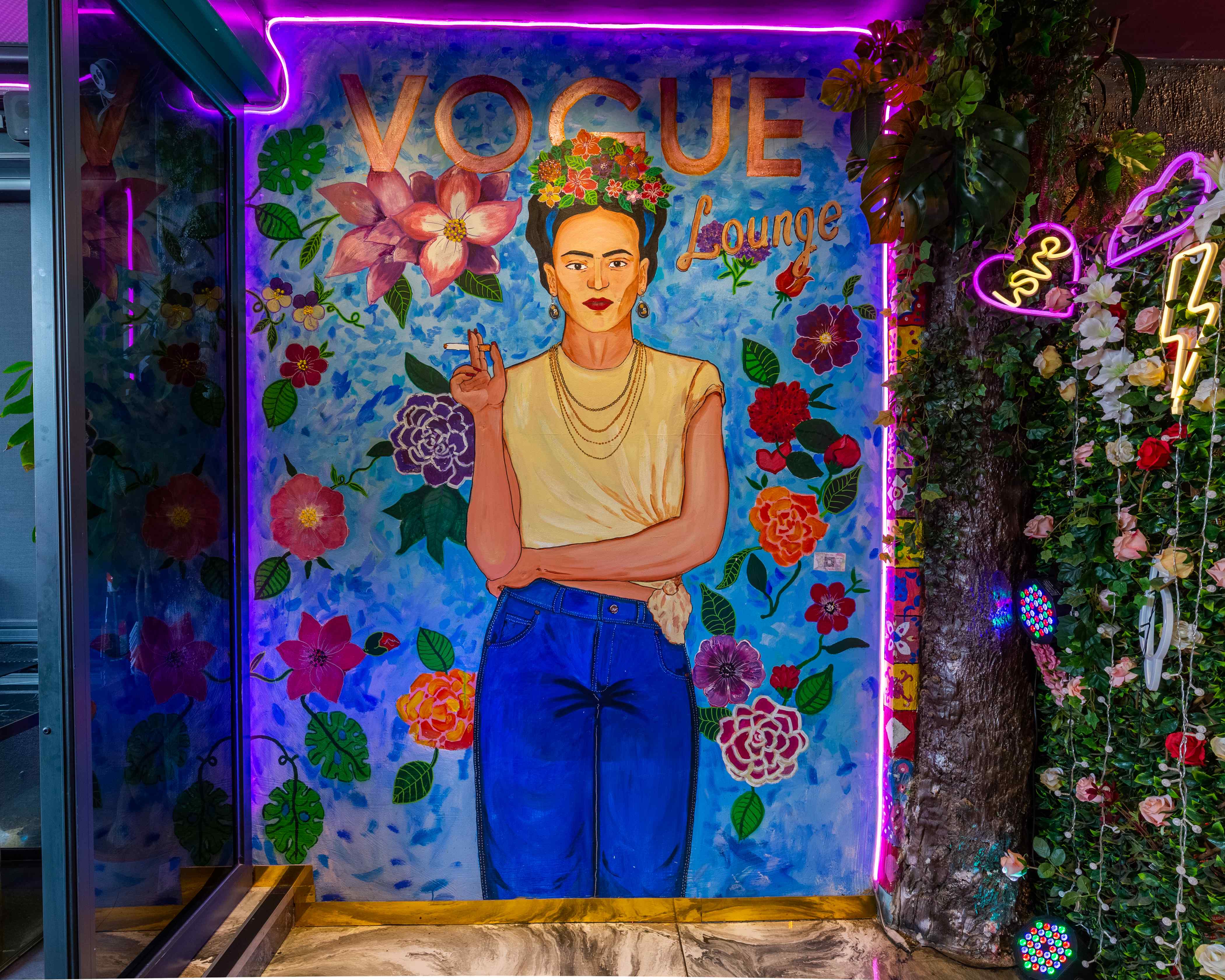 Vogue Lounge mural with vibrant flowers, ideal for creative events and gatherings.